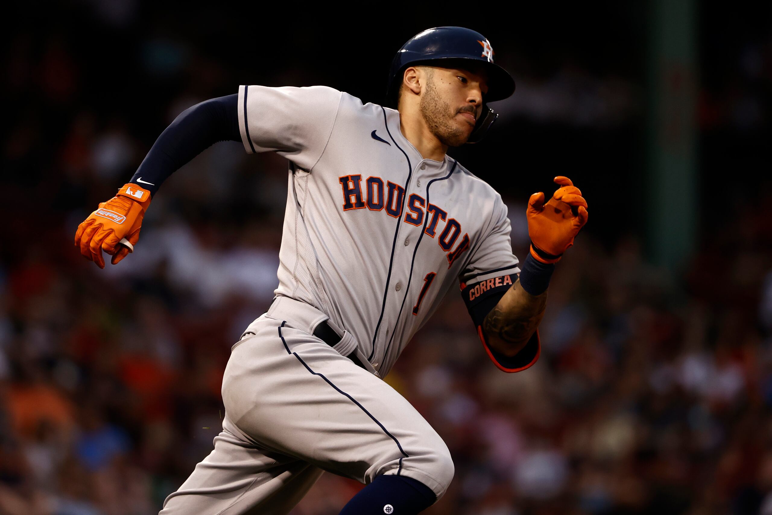 Carlos Correa ha duplicado su cantidad de jonrones y bases por bolas este año. Su promedio se acerca a los .300.