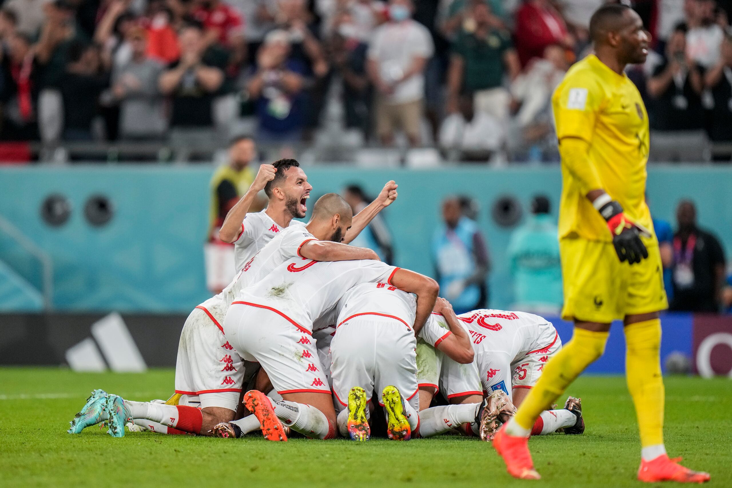 Wahbi Khazri celebra con sus compañeros tras anotar el primer gol de Túnez ante Francia en el partido por el Grupo D del Mundial.