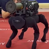 Rusia estrena perro robot con lanzacohetes en feria de armas