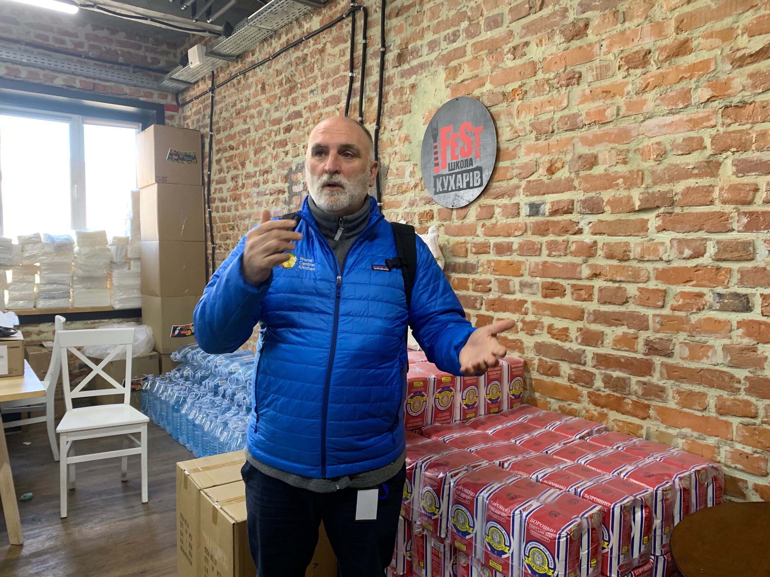 El cocinero español José Andrés en un espacio situado en la ciudad de Leópolis, en el oeste de Ucrania, donde ha descargado productos y comida preparada para repartirla a los más necesitados por la guerra.