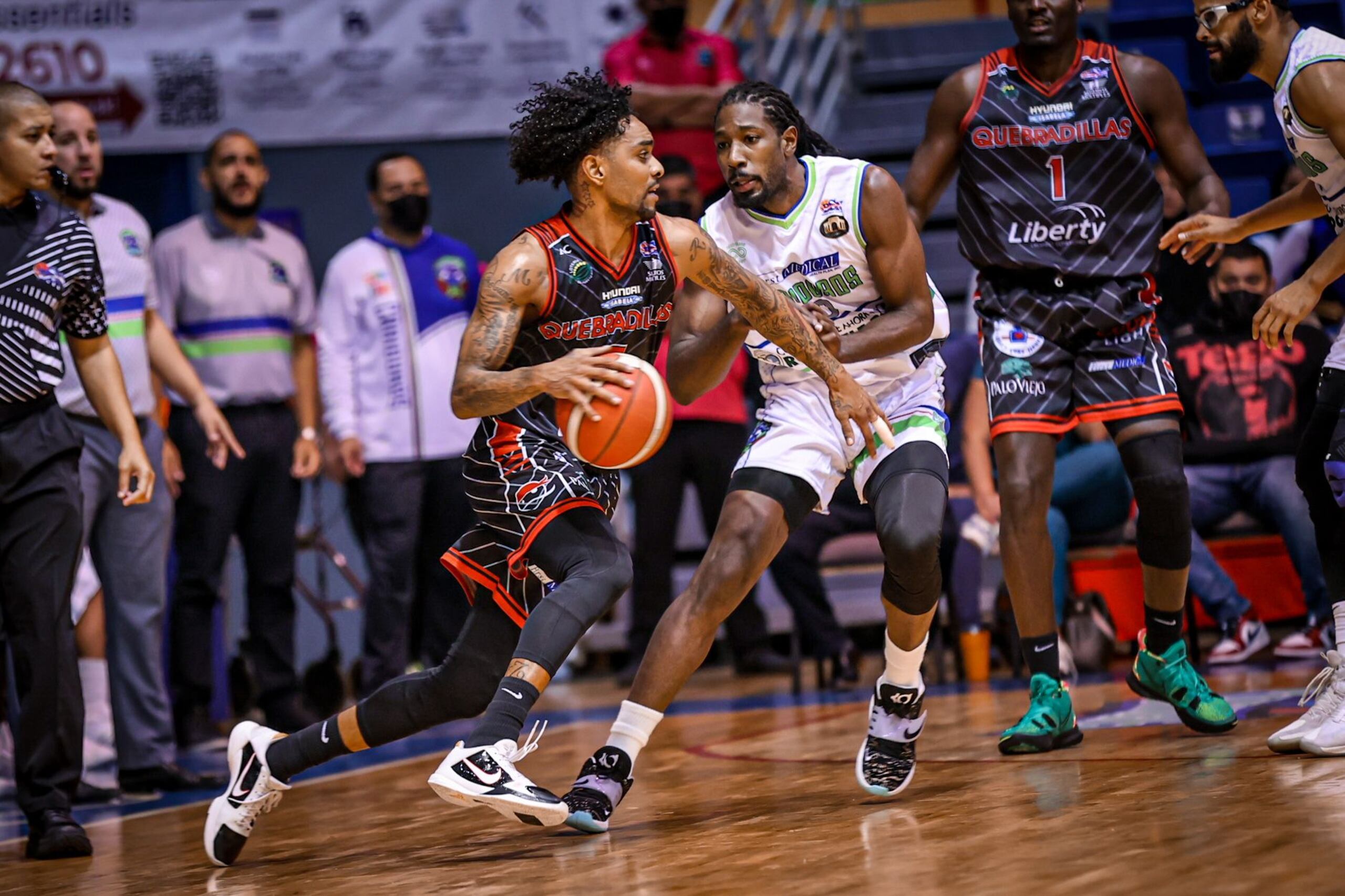 Mike Rosario mueve el balón ante la defensa de John Holland, de los Cariduros de Fajardo, durante el encuentro del martes en Fajardo.