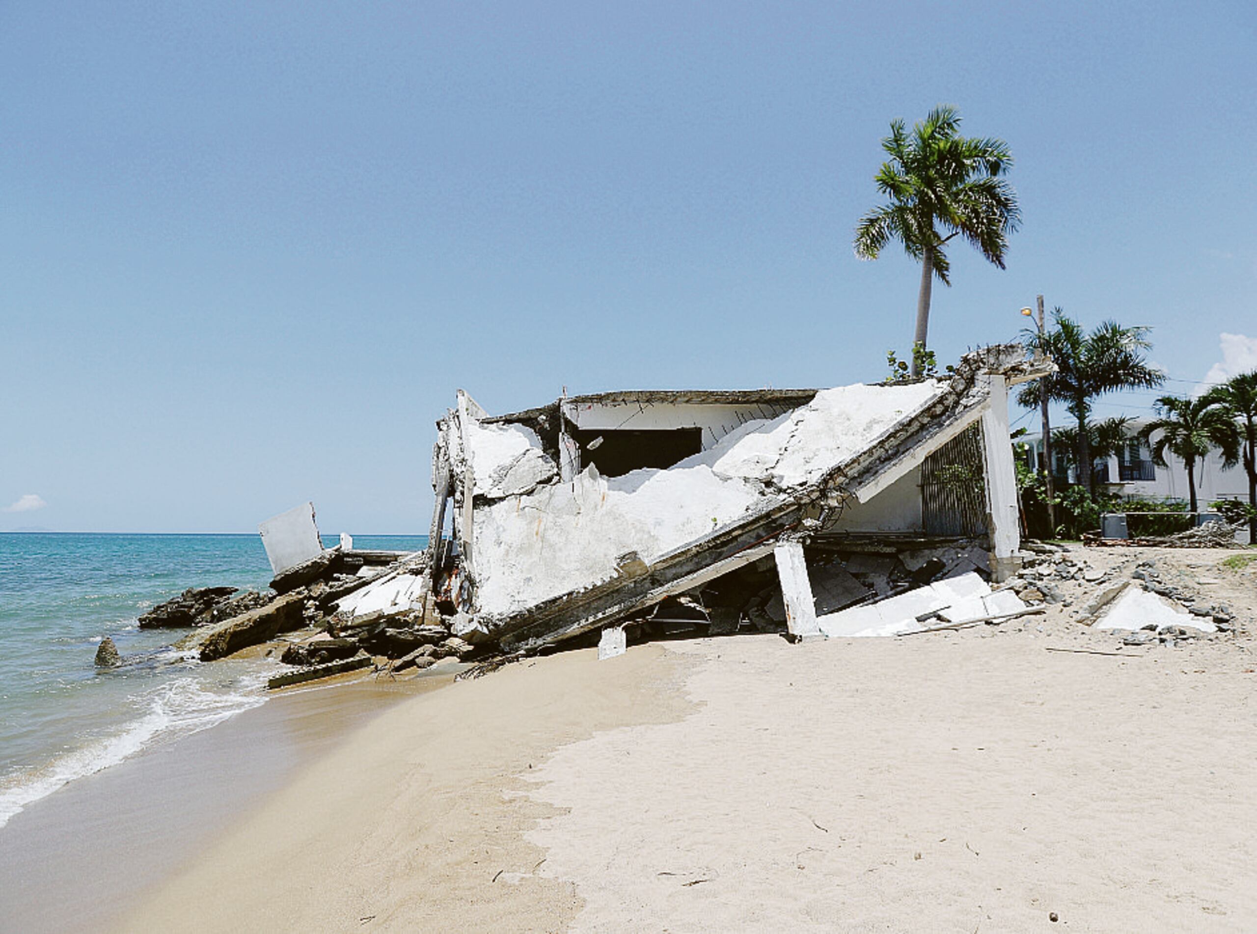 La Ley de Costas, que se supone regula las construcciones en la zona marítimo terrestre, data de los tiempos en que Puerto Rico era colonia de España.