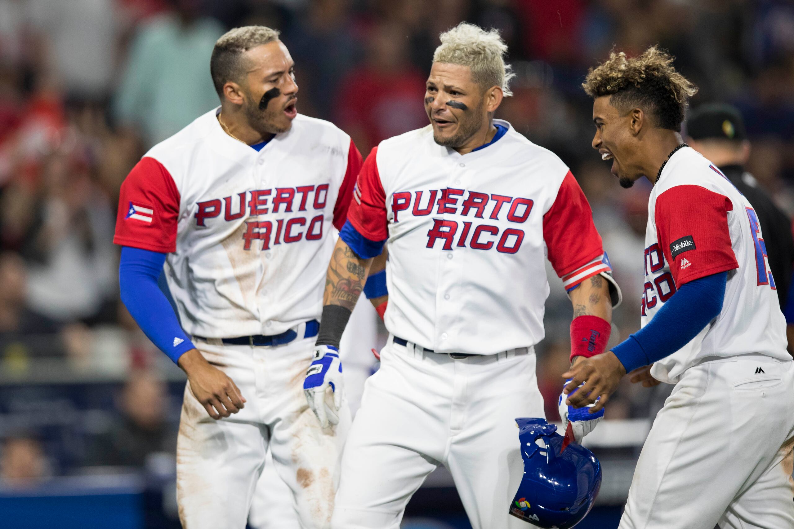 Yadier Molina, al centro, regresará al Clásico Mundial de Béisbol, esta vez como dirigente del seleccionado de Puerto Rico.