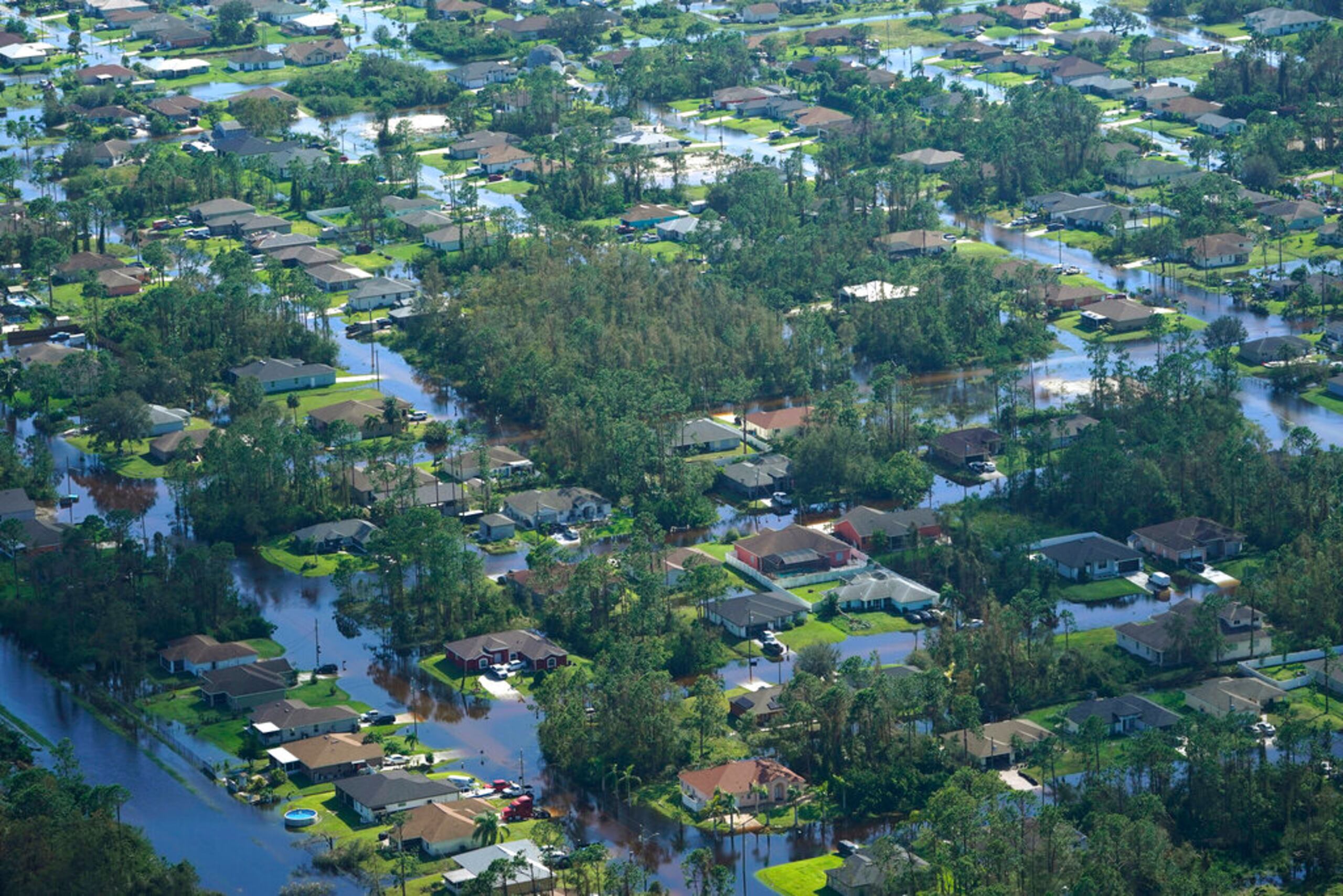 Casas rodeadas por las inundaciones causadas por el huracán Ian, el 29 de septiembre de 2022, en Fort Myers, Florida.