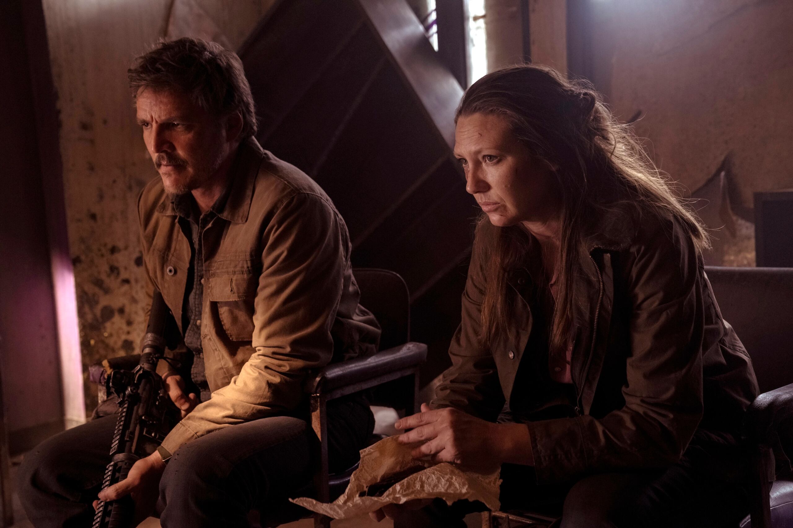 Fotograma cedido por HBO donde aparece el actor Pedro Pascal como Joel Miller y la actriz Anna Torv como Theresa Servopoulos, durante una escena de la serie de HBO Max "The Last of Us". (EFE/ Liane Hentscher / HBO/ SOLO USO EDITORIAL/ SOLO DISPONIBLE PARA ILUSTRAR LA NOTICIA QUE ACOMPAÑA [CRÉDITO OBLIGATORIO])