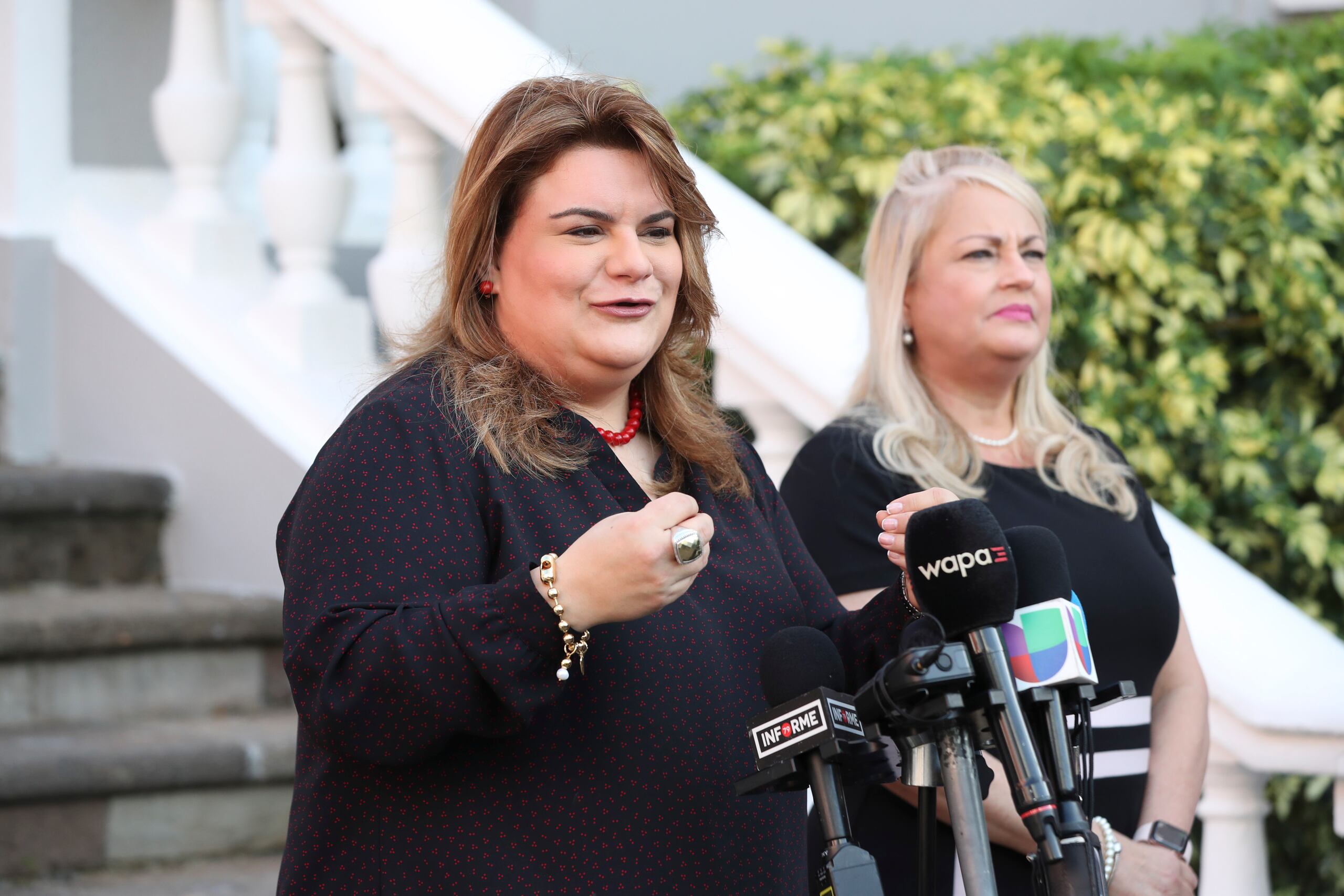 La comisionada residente en Washington, Jenniffer González, y la gobernadora Wanda Vázquez