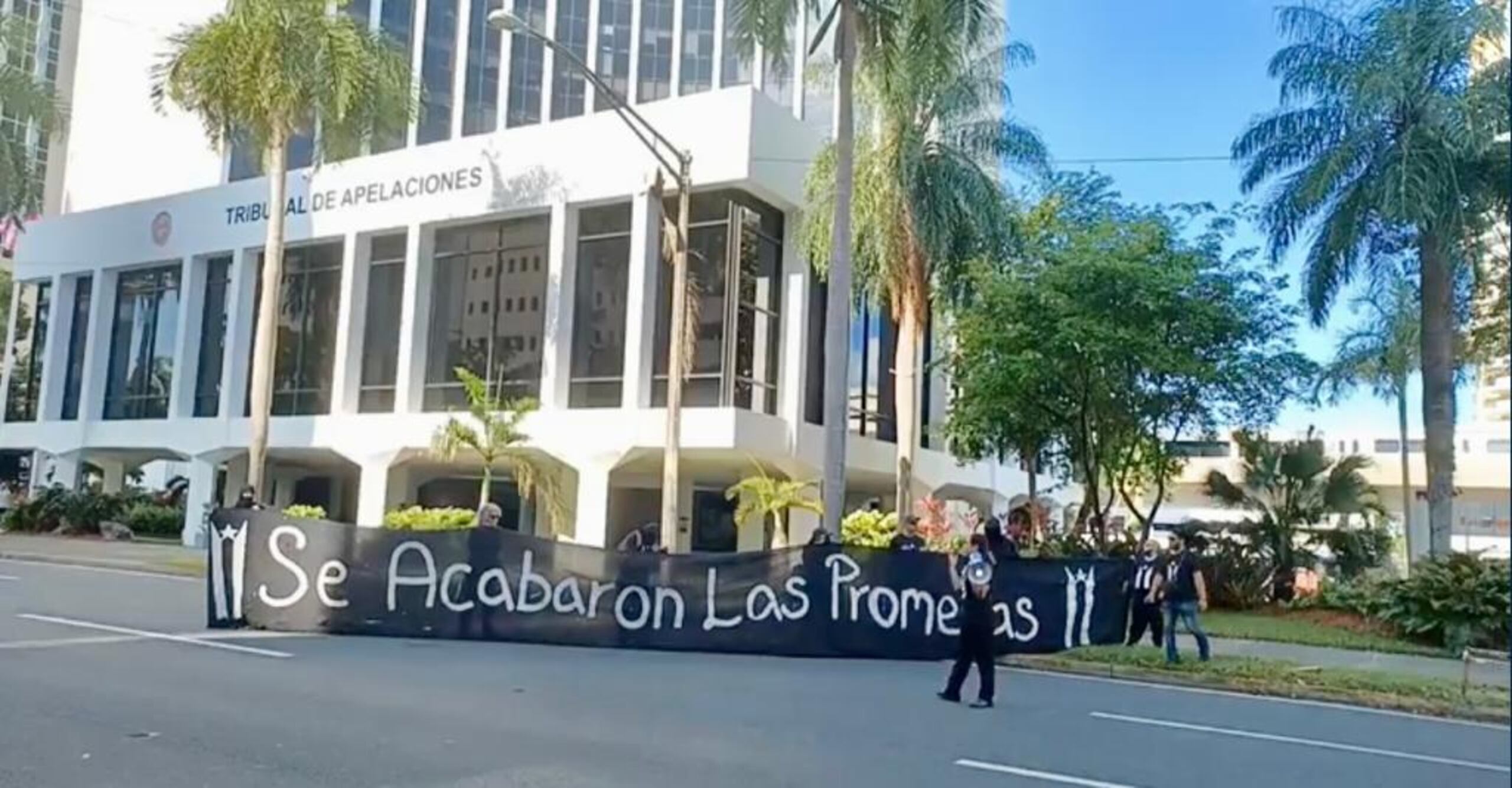 La Jornada se Acabaron las Promesas llevó a cabo una manifestación frente al edificio World Plaza (Seaborne) en la avenida Luis Muñoz Rivera, en Hato Rey, en la que solicitan la salida de la Junta de Supervisión Fiscal (JSF).