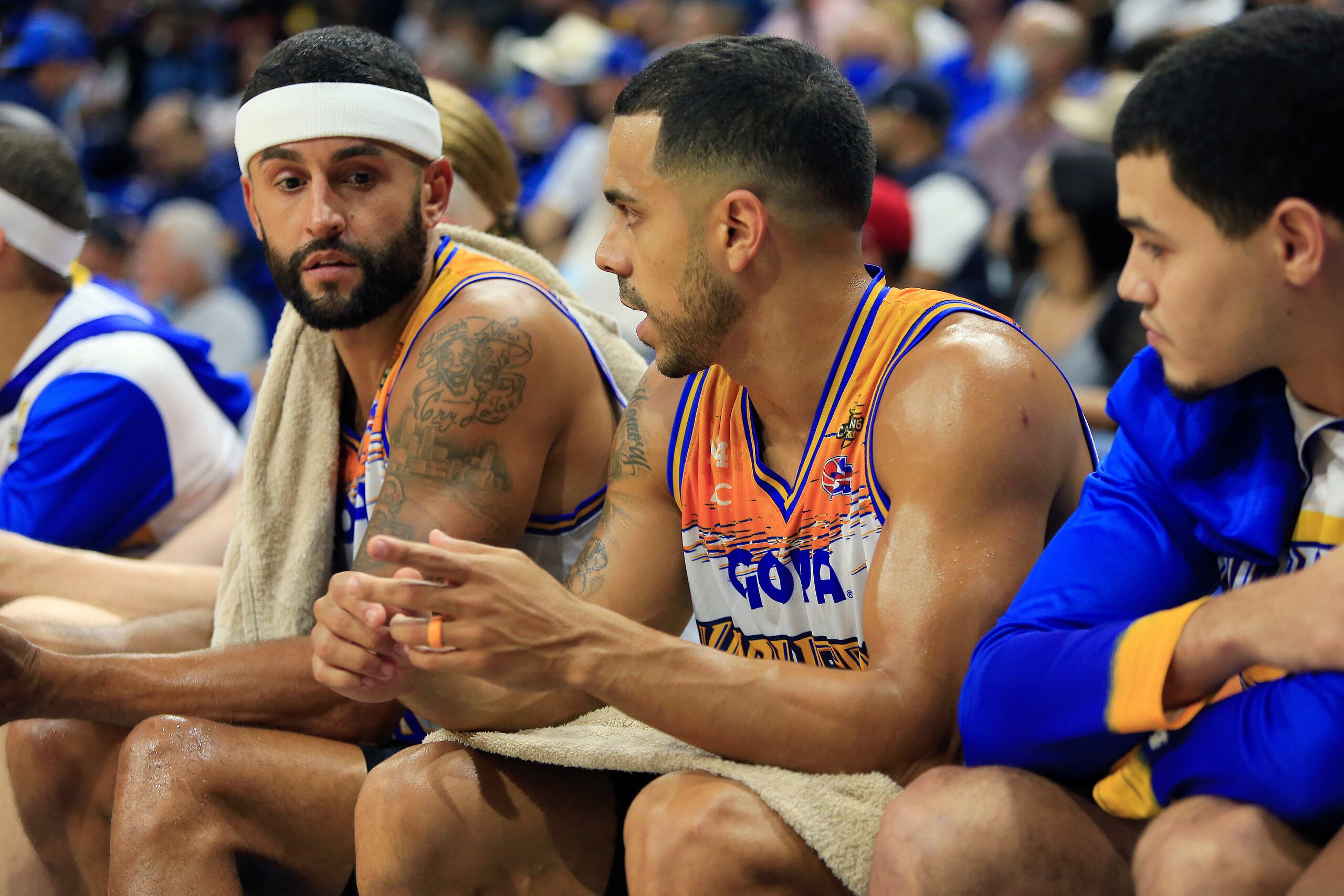 Javier Mojica, a la izquierda, y Ángel Rodríguez, forman tal vez la mejor pareja de “backcourt” del torneo y han sido figuras clave en el inicio de los Vaqueros.