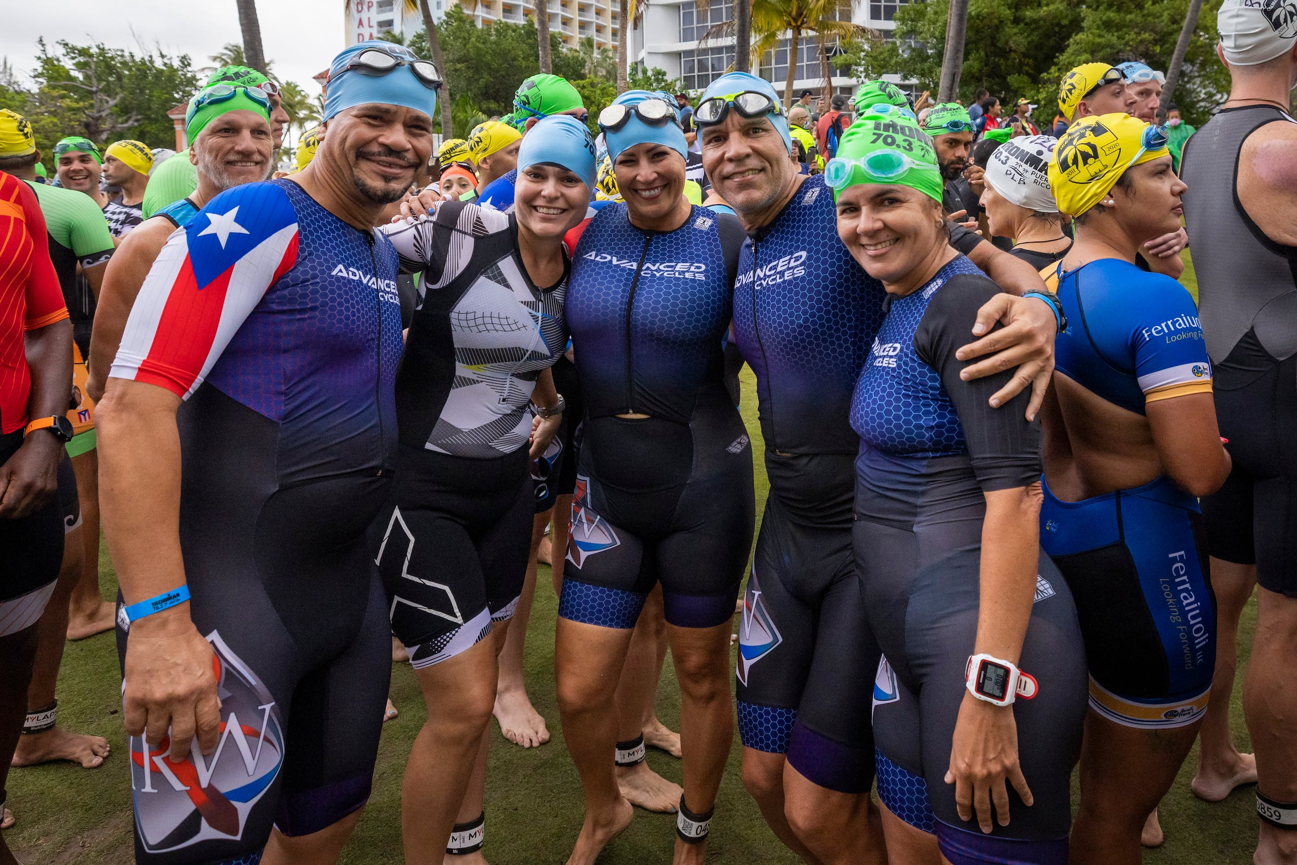 Aquí un grupo de atletas listos para lanzarse al agua en la apertura de la prueba esta mañana.