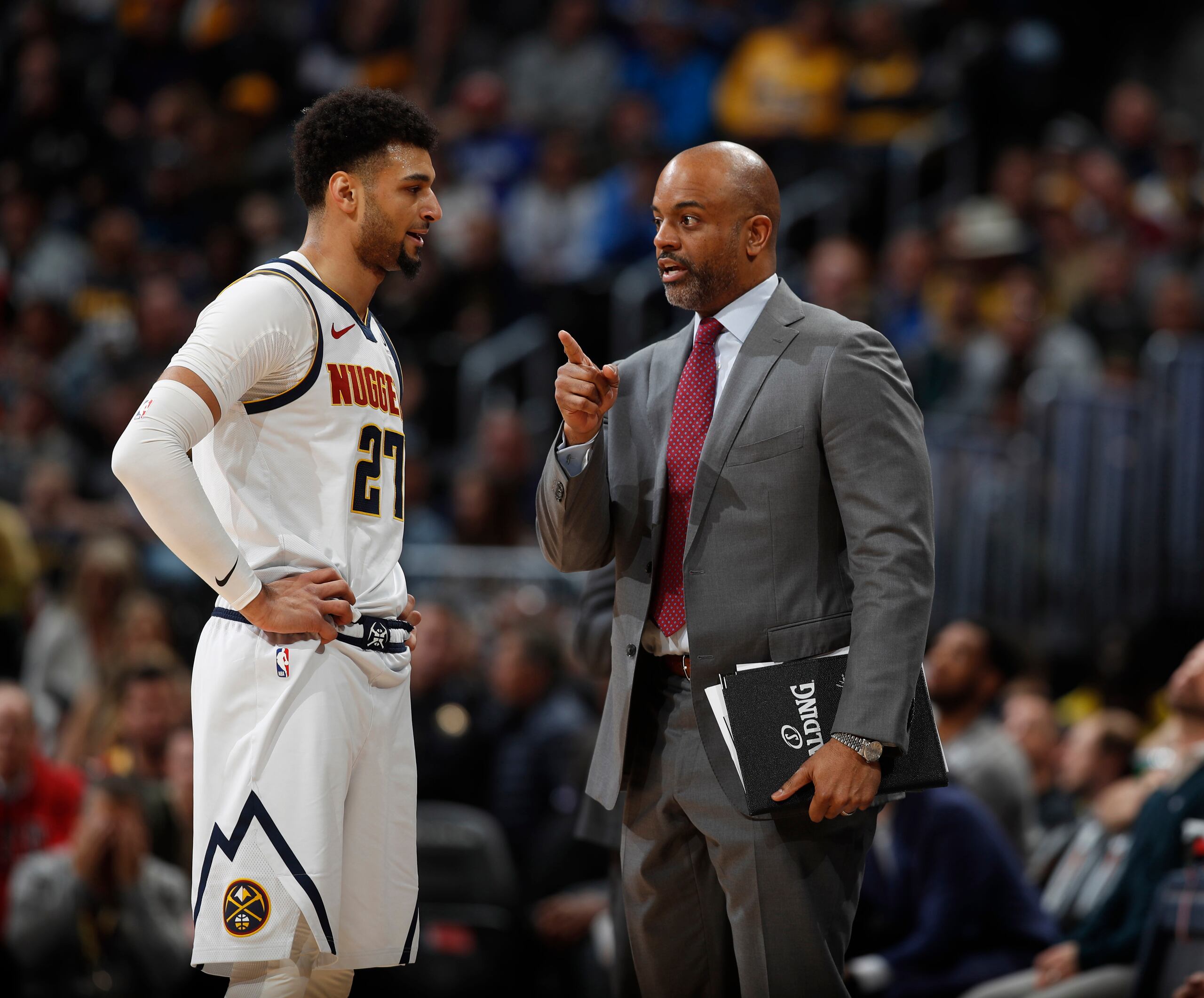 Wes Unseld Jr., a la derecha, conversa con Jamal Murray como parte de sus labores de asistente del dirigente con los Nuggets de Denver. Unseld Jr. fue nombrado el sábado como nuevo dirigente de los Wizards de Washington.