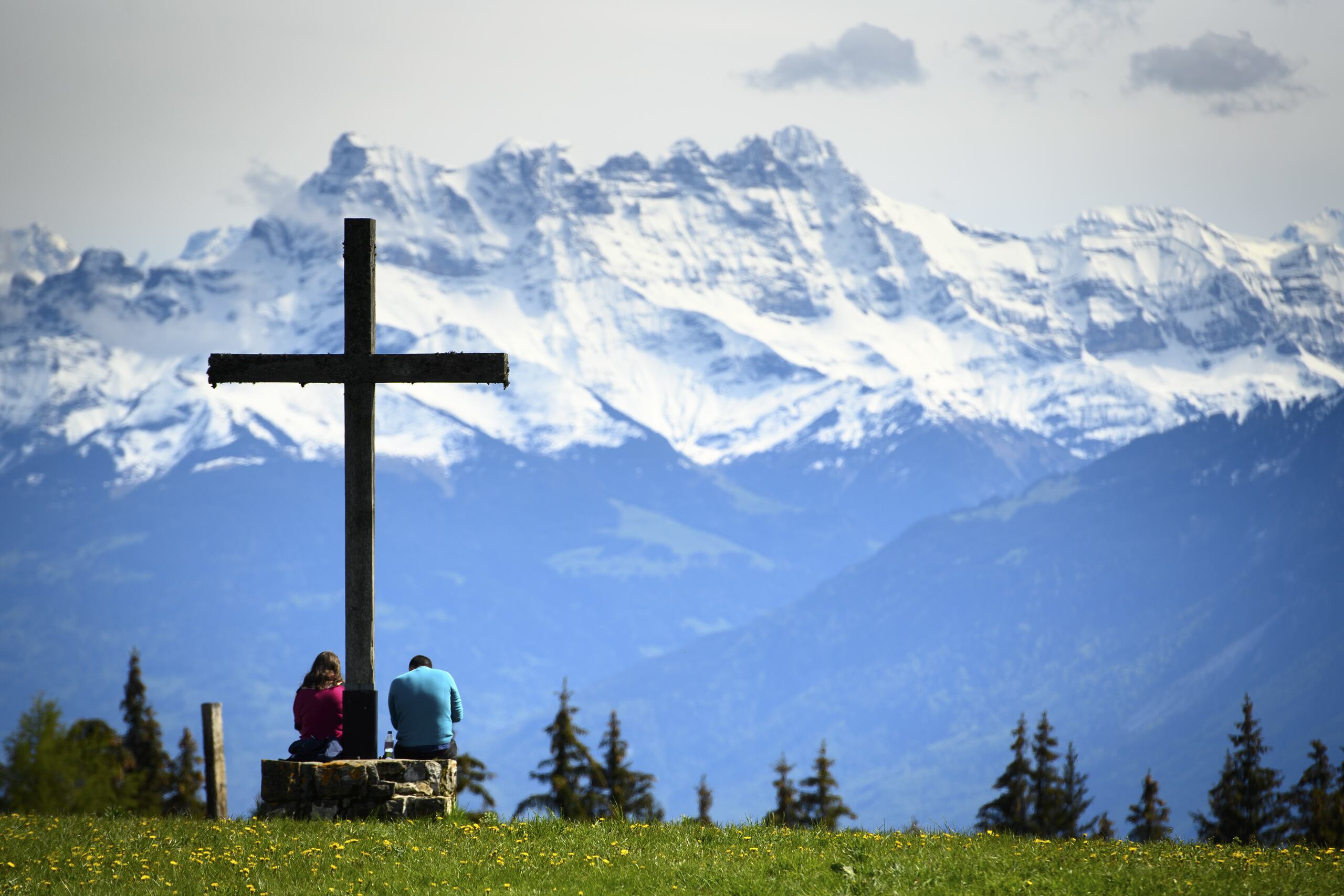 Cruz en la montaña de los Alpes suizos. EFE/EPA/LAURENT GILLIERON/Archivo
