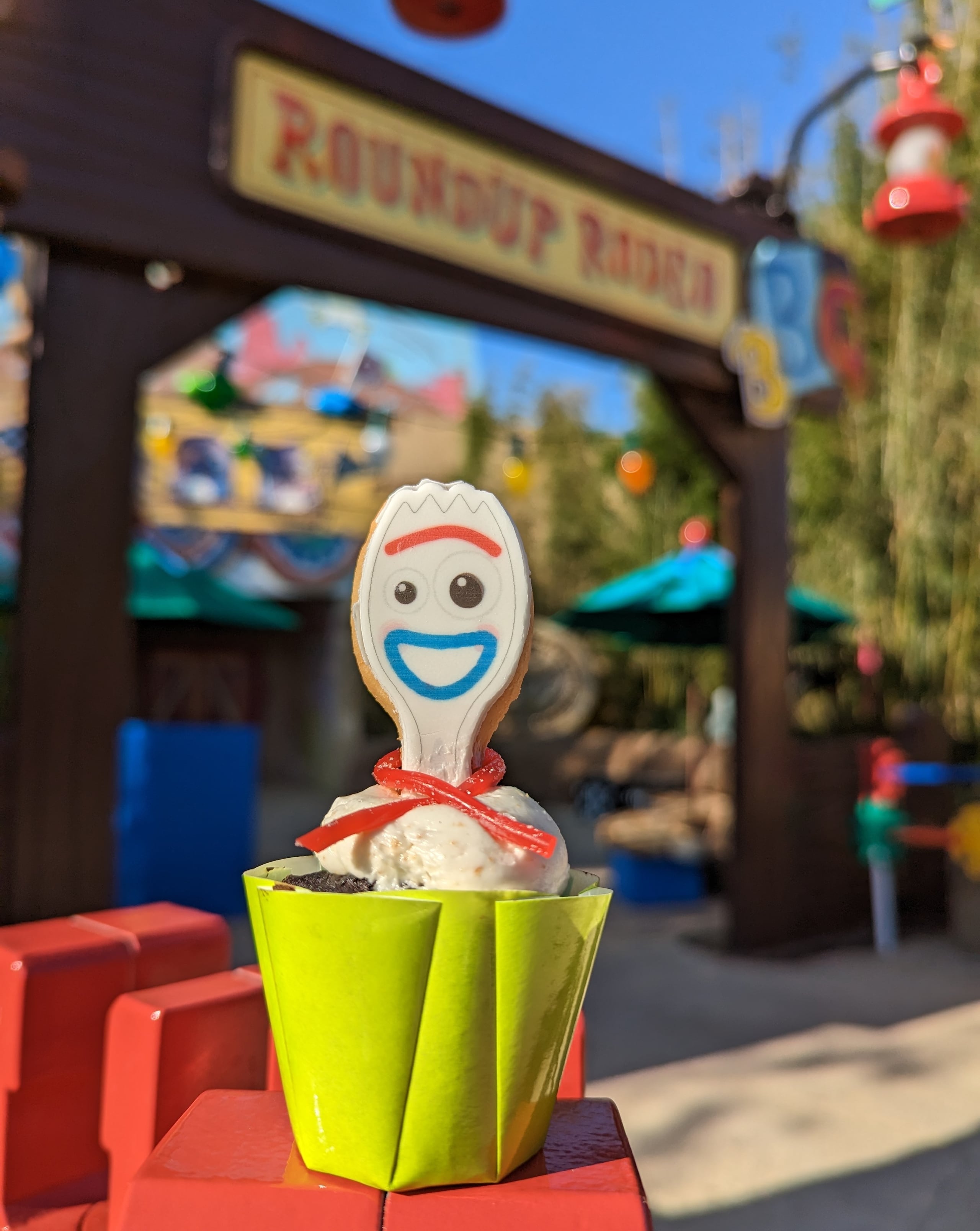 Cupcake à la Forky del restaurante Roundup Rodeo BBQ en Walt Disney World.