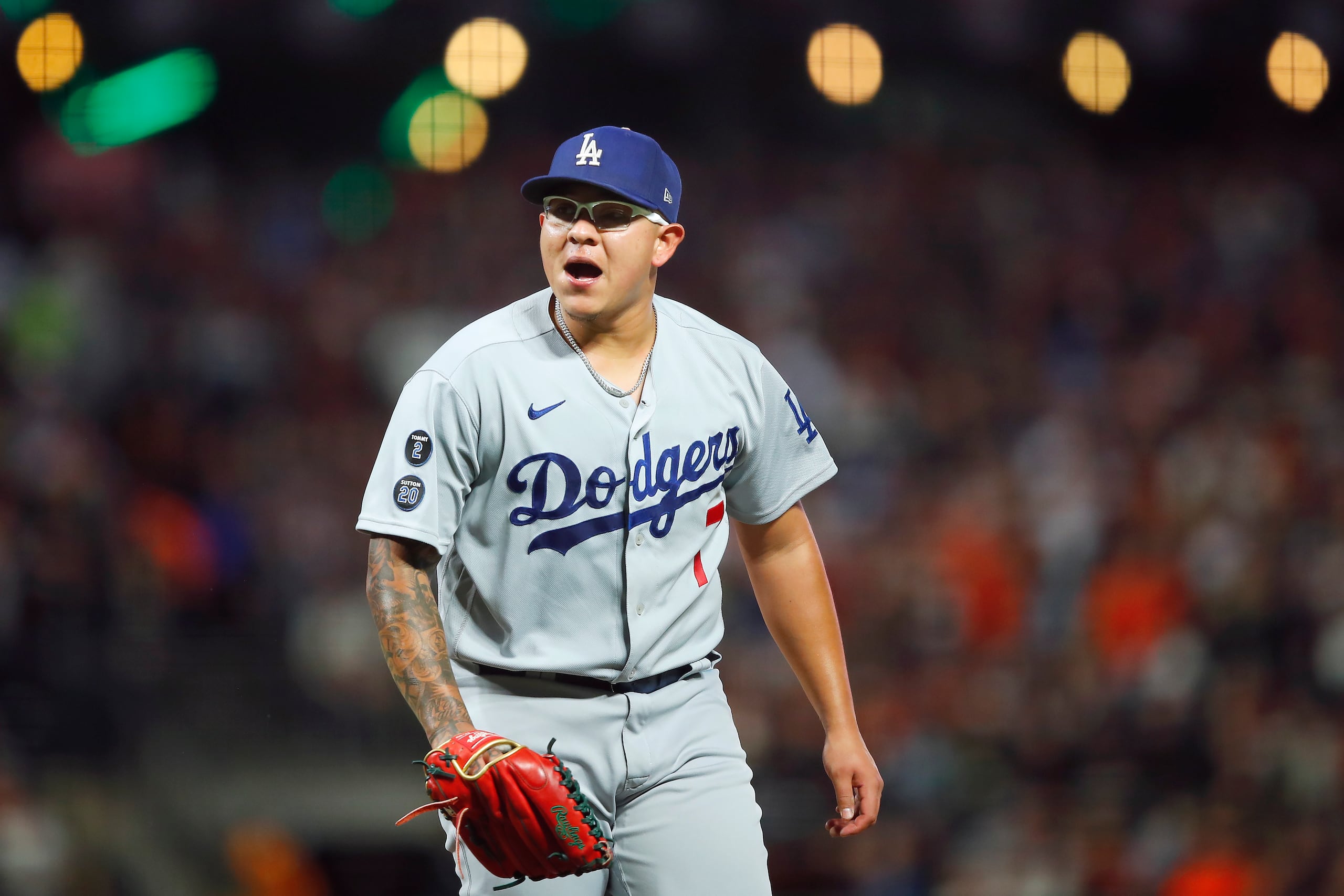 El pitcher de los Dodgers de Los Ángeles Julio Urías reacciona en el segundo inning de su juego de la serie de división de la Liga Nacional contra los Gigantes de San Francisco.