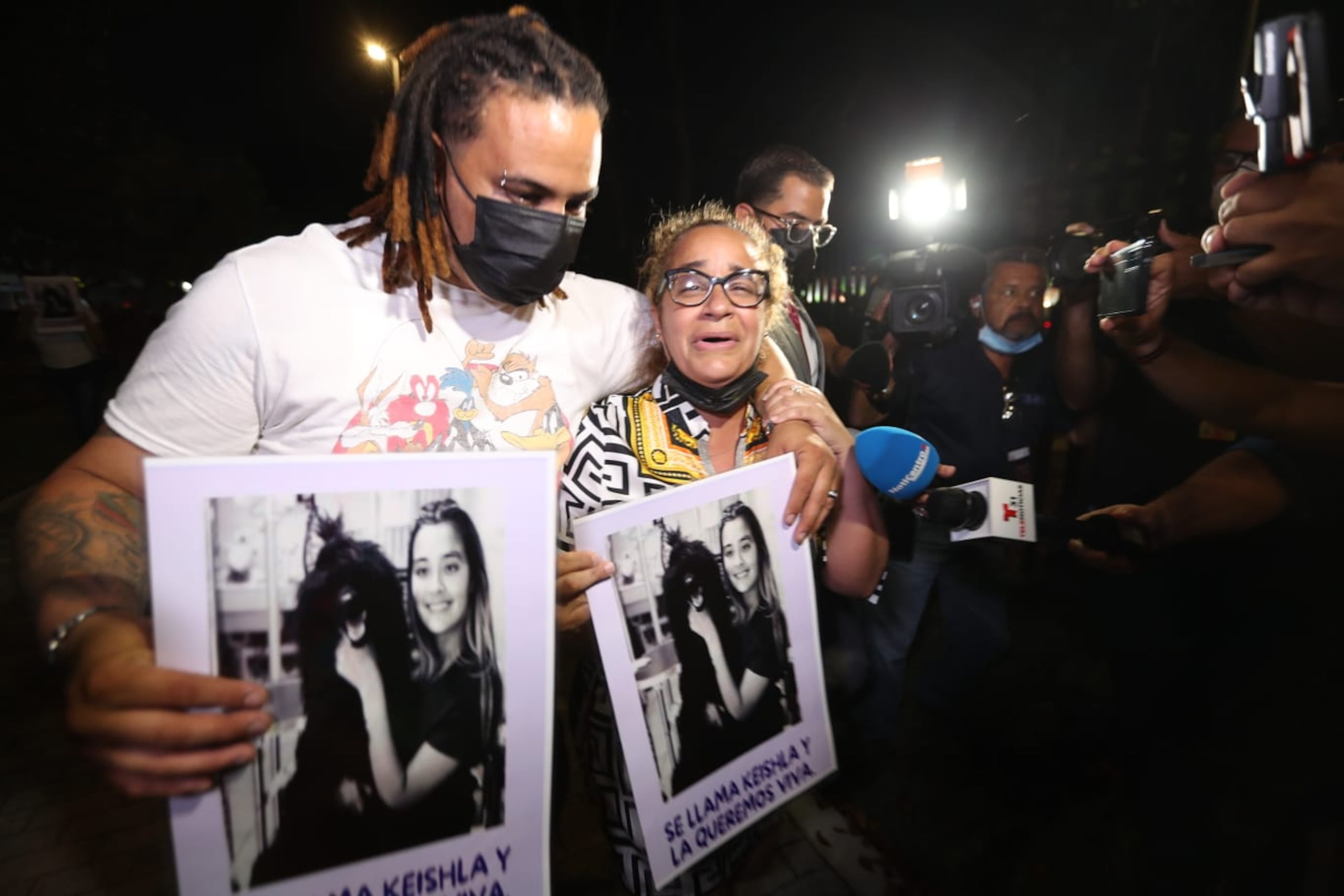 La madre de Keishla Rodríguez frente al Tribunal Federal en la noche en que Félix Verdejo se entregó a las autoridades.