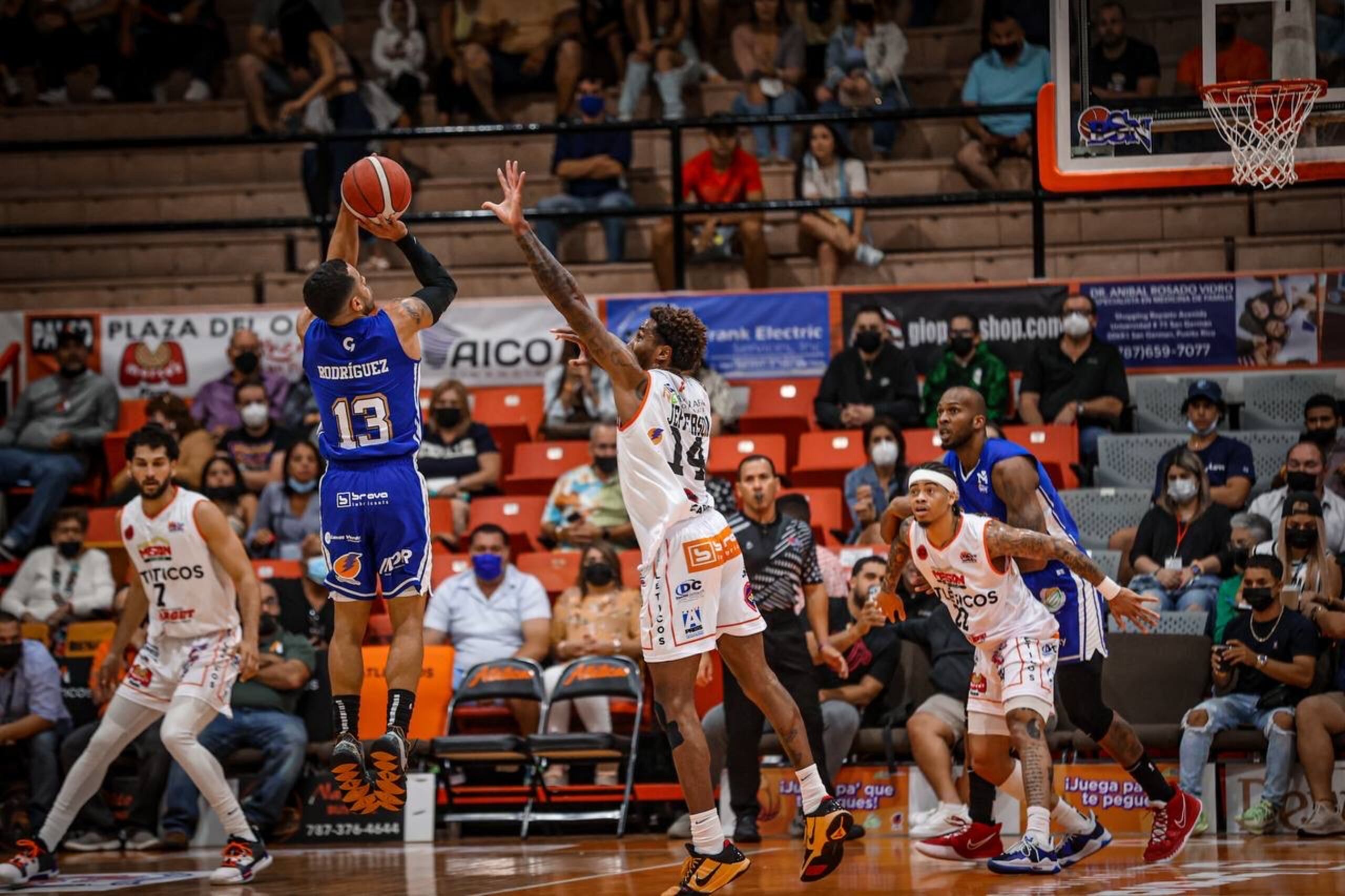 Angel Rodríguez intenta un tiro sobre Hollis-Jefferson en partido el 1 de mayo en San Germán.