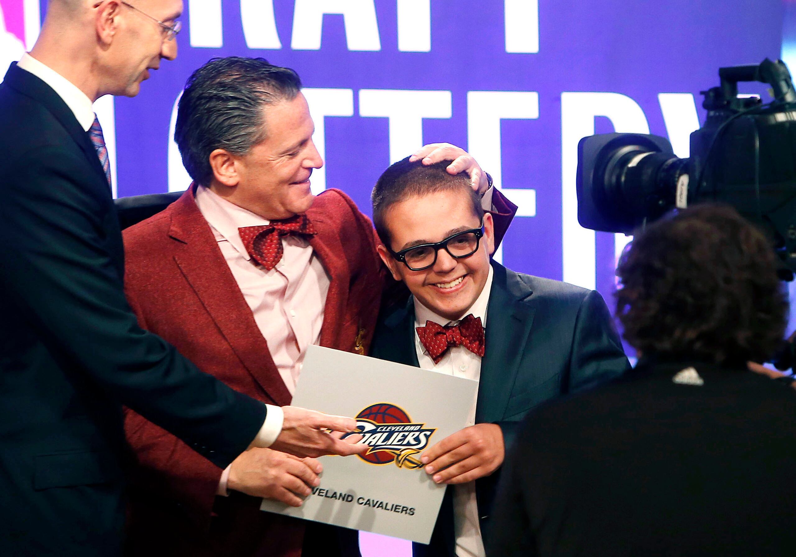 En esta foto del 2013, Dan Gilbert abraza y celebra luego que su hijo Nick Gilbert representó al equipo en lograr ganar la primera selección para el sorteo de novatos de ese año.