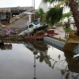 Al menos 27 muertos tras paso del poderoso huracán Otis por Acapulco