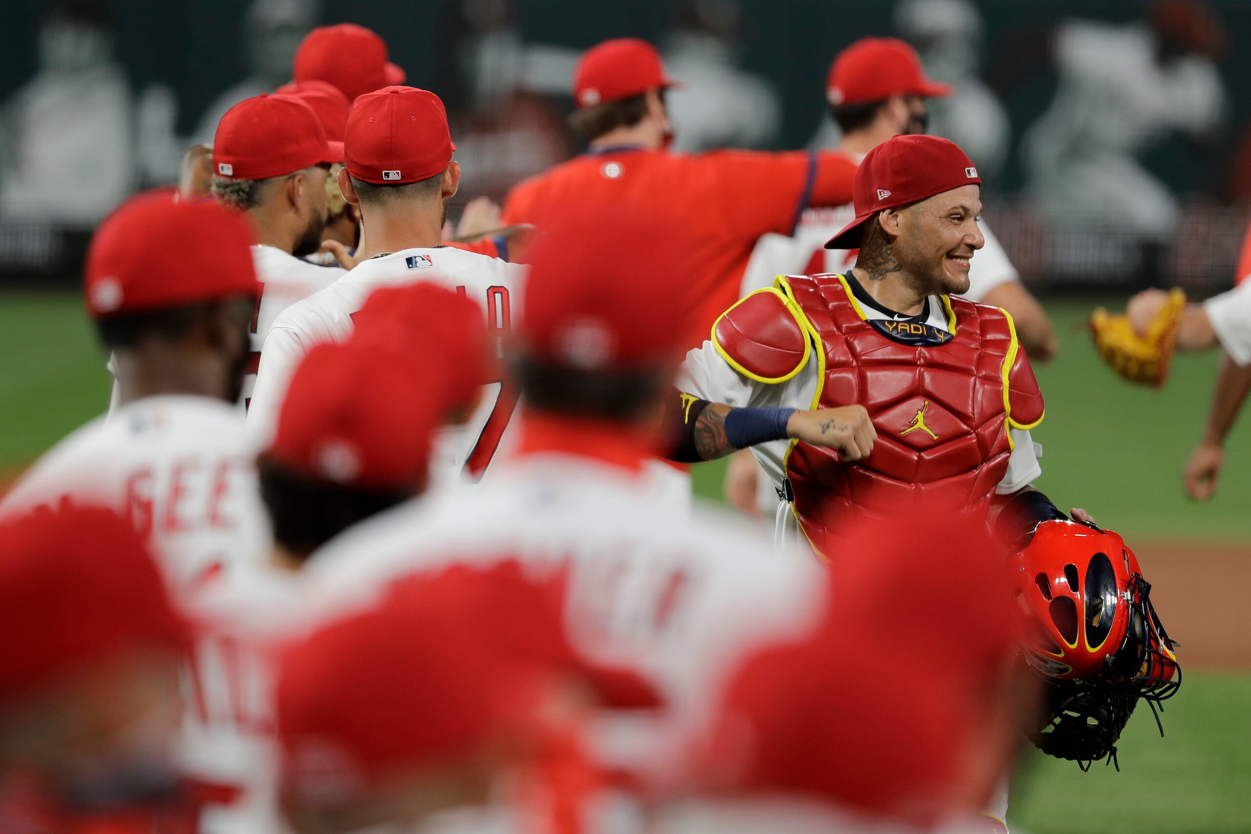 El receptor de los Cardinals de San Luis,  Yadier Molina, a la derecha, dijo que una razón adicional que tuvo para regresar con San Luis fue la llegada del estelar bateador Nolan Arenado al equipo.