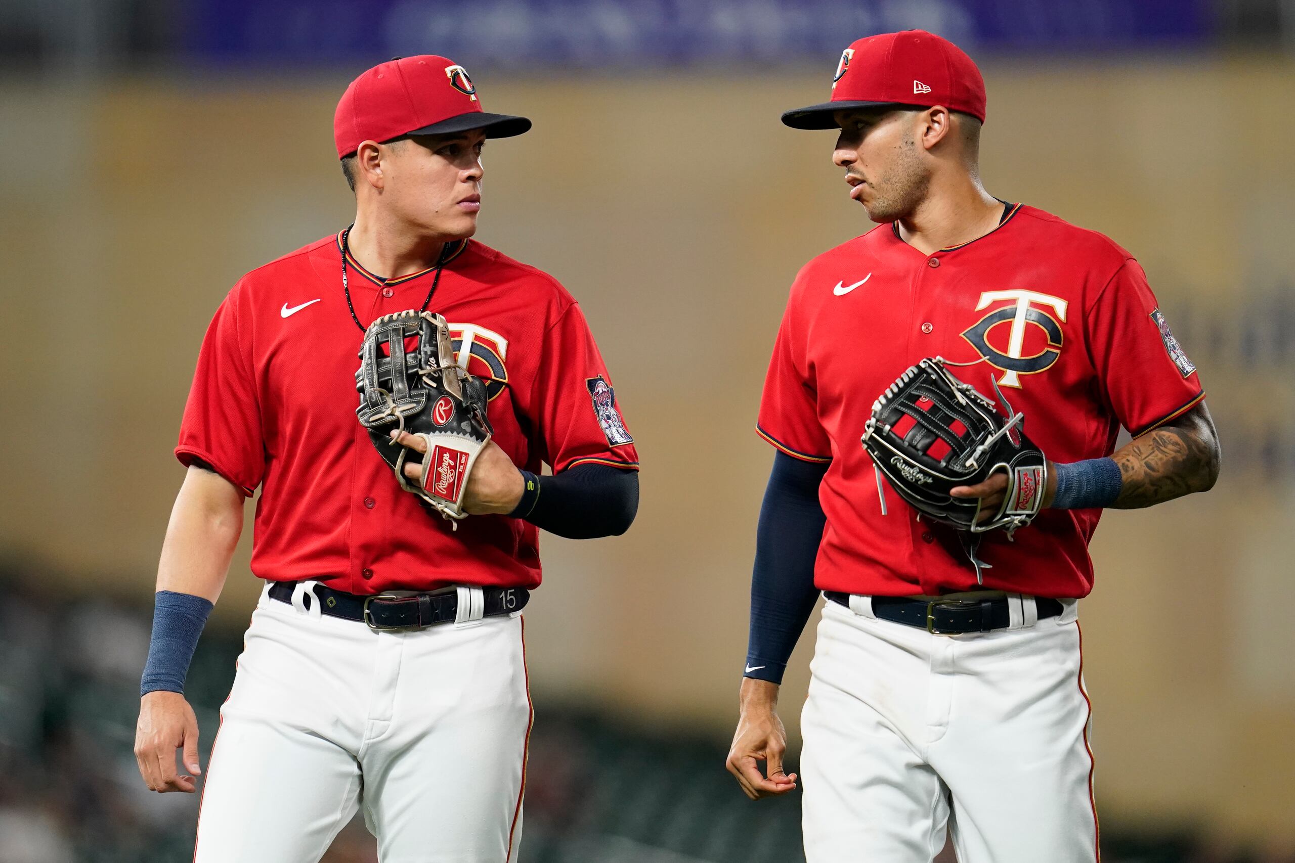 El boricua Carlos Correa, aquí conversando con el tercera base colombiano, Gio Urshela, está feliz de las limitaciones que MB le pondrá al shift defensivo a partir del 2023 porque considera ello le devolverá brillo a los jugadores atléticos como él se considera.