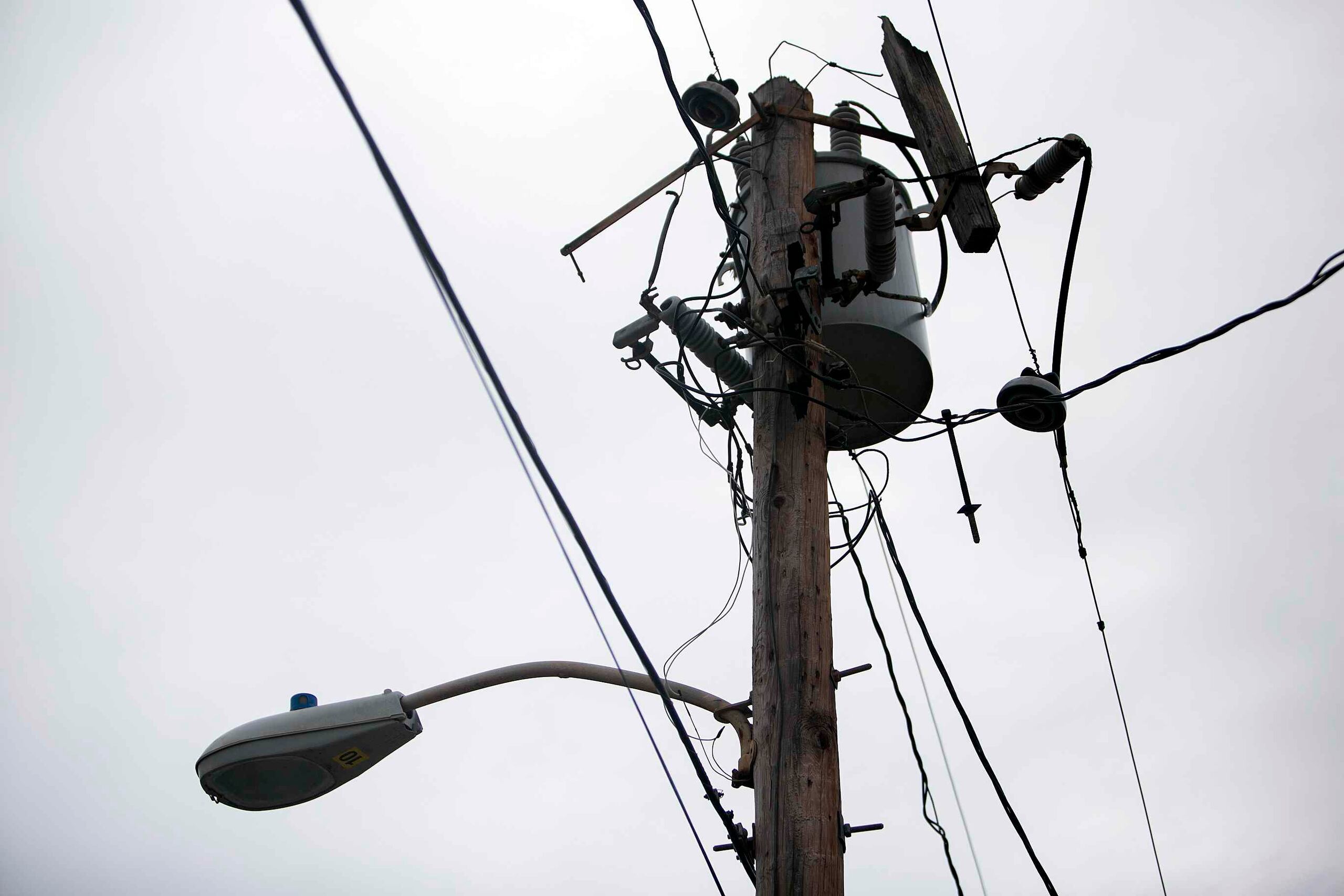 La mujer indicó que ha contratado tres peritos electricistas para que verifiquen la situación y todos han confirmado que el problema es debido al voltaje y que le atañe a la AEE tomar acción.