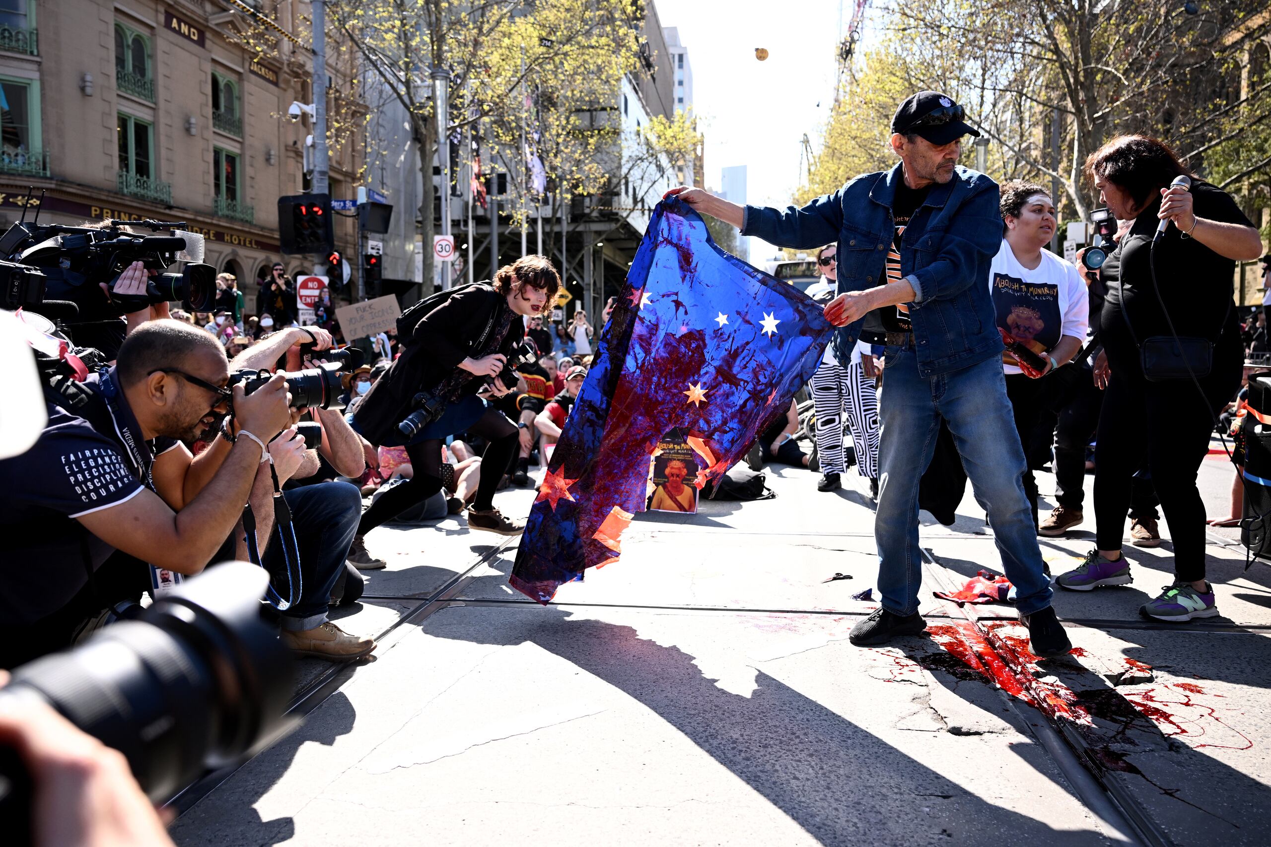 “Mientras ellos lloran a la reina nosotros lloramos todo lo que su régimen nos robó: nuestros hijos, nuestra tierra, las vidas de nuestros seres queridos, nuestros lugares sagrados, nuestras historias”, reza la convocatoria a la marcha callejera.