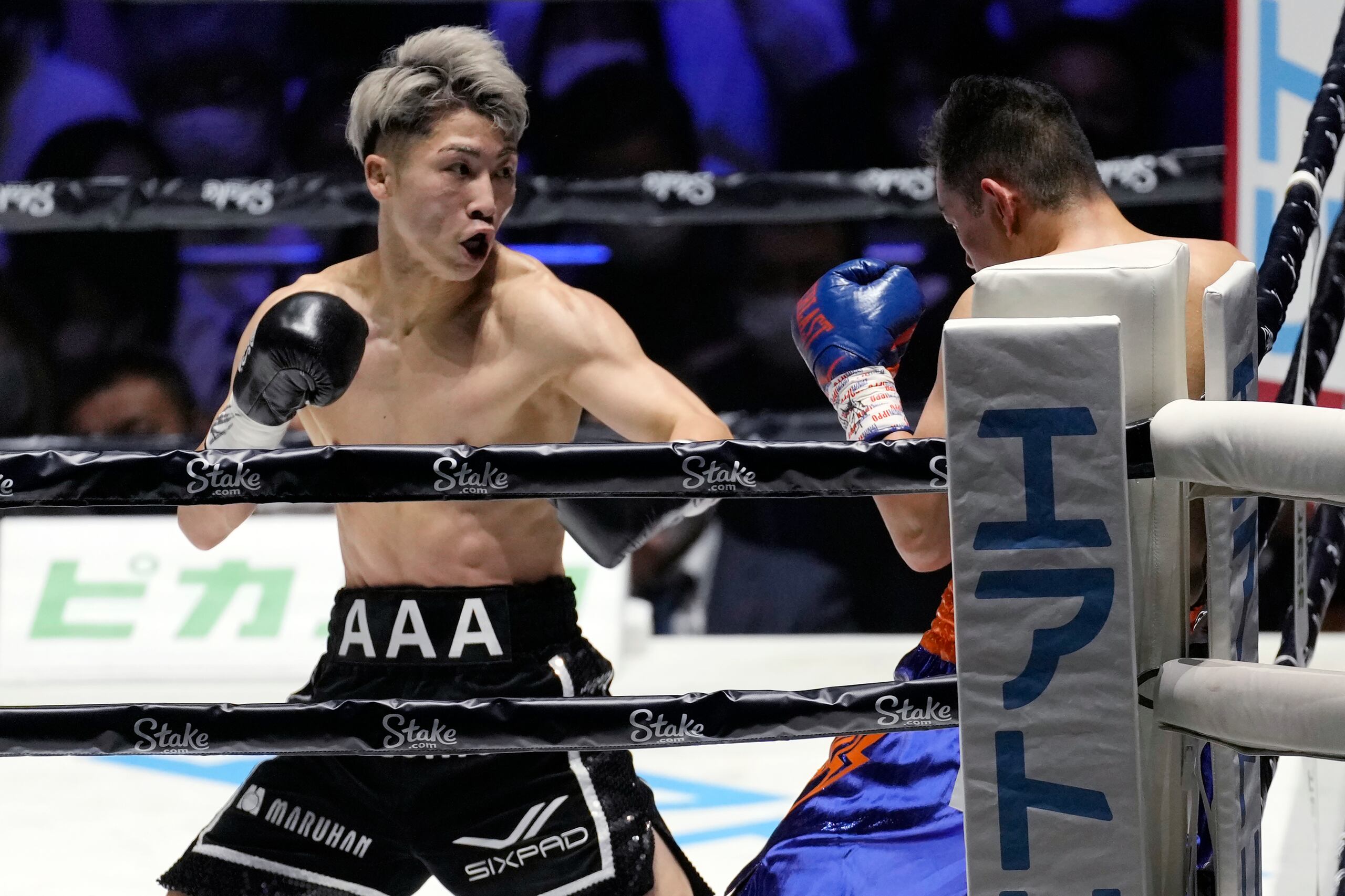 El filipino Nonito Donaire recibe el castigo del japonés Naoya Inoue en la pelea de unificación del título gallo de la AMB, CMB y FIB, en Saitama, Japón, el pasado junio.