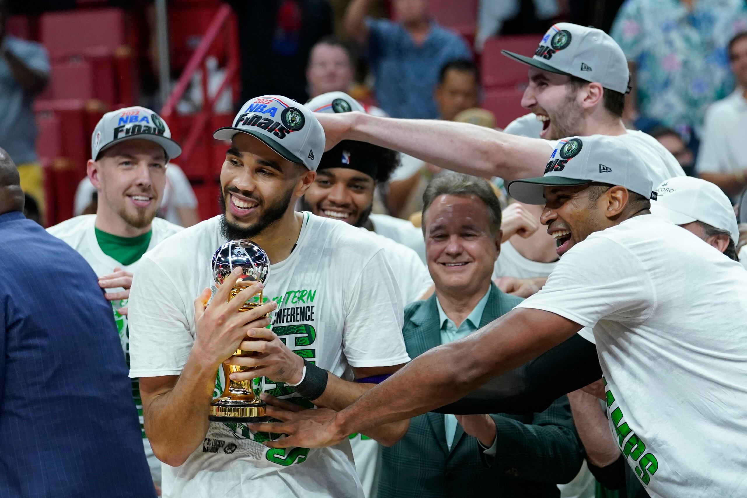 Jayson Tatum ganó el premio de Jugador Más Valioso de la Final del Este. Dicho trofeo está bautizado como el Larry Bird Trophy.