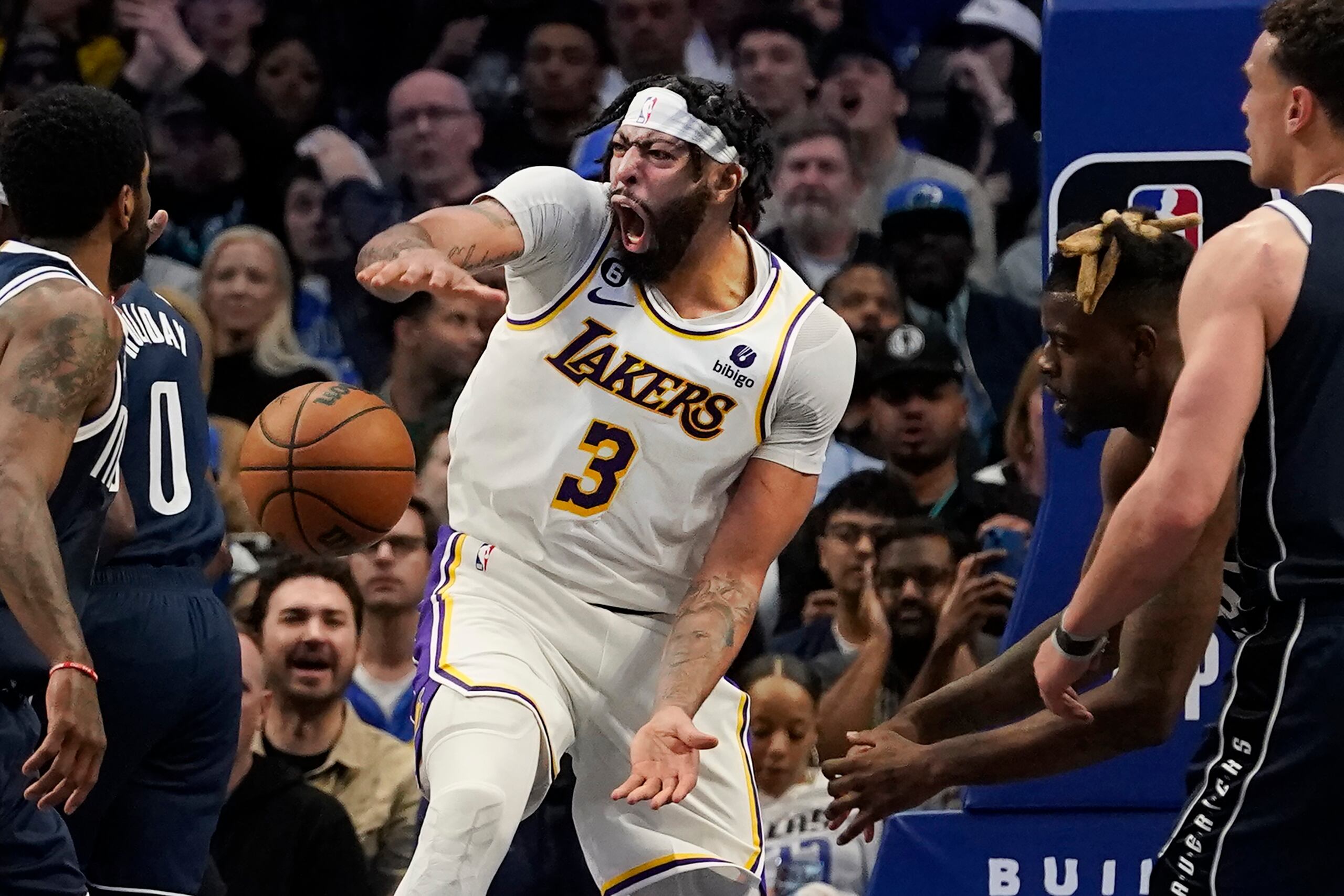 Anthony Davis (3), alero de los Lakers de Los Ángeles, reacciona después de conseguir una volcada en contra de los Mavericks de Dallas durante el cuarto periodo del juego de baloncesto de la NBA, en Dallas, el domingo 26 de febrero de 2023. (AP Foto/LM Otero)