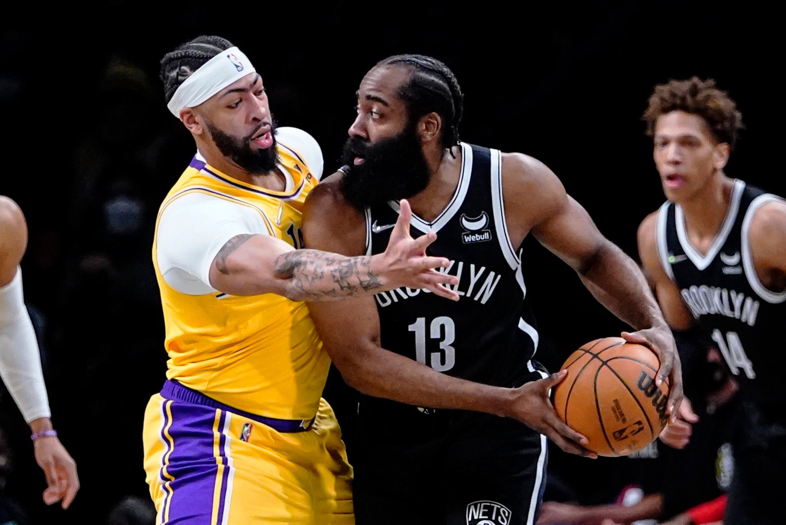 Anthony Davis defiende al escolta estelar de los Nets James Harden. Estos dos equipos arrancaron la temporada siendo considerados los favoritos para llegar a la final, pero al presente esa predicción comienza a tambalearse.