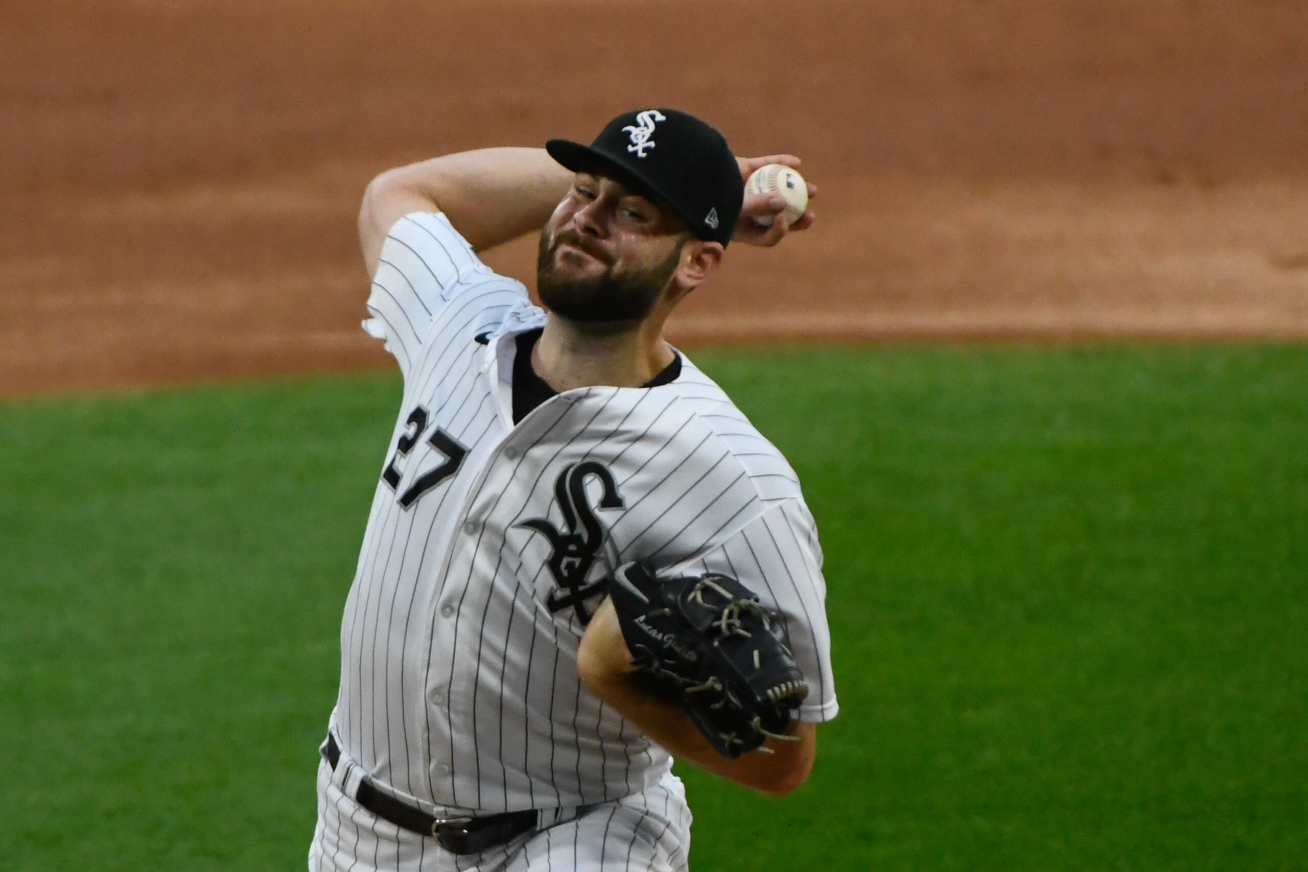 El derecho de los Medias Blancas, Lucas Giolito, realiza uno de los 101 lanzamientos que hizo el martes para conseguir un 'no hitter' ante los Piratas de Pittsburgh.