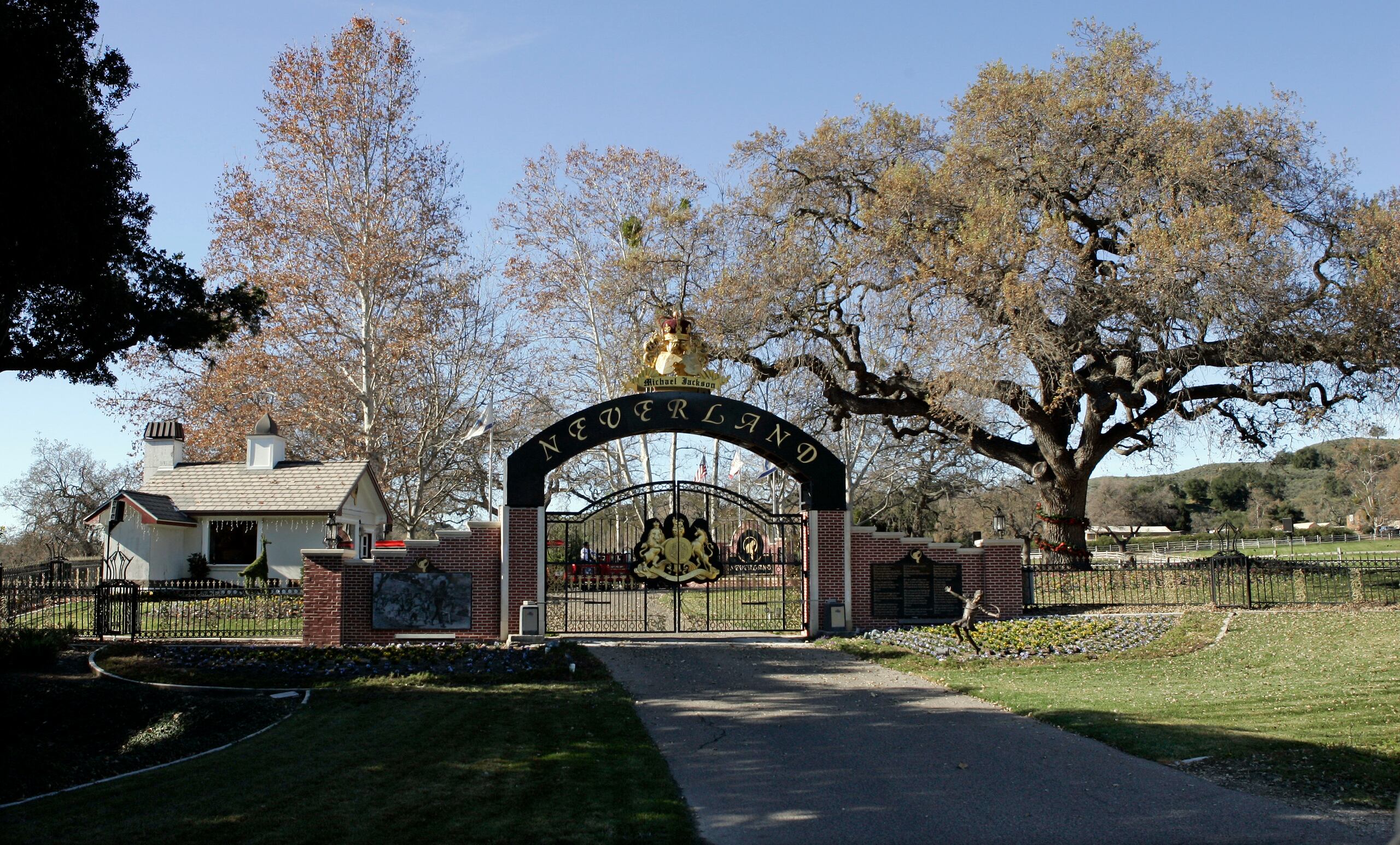 Esta fotografía de archivo del 17 de diciembre de 2004 muestra la entrada trasera a la finca Neverland de Michael Jackson en Santa Ynez, California.