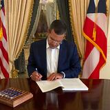 Pierluisi firma el Presupuesto de la Legislatura