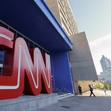 Presidente de CNN dimite tras descubrirse una relación con otra directiva 