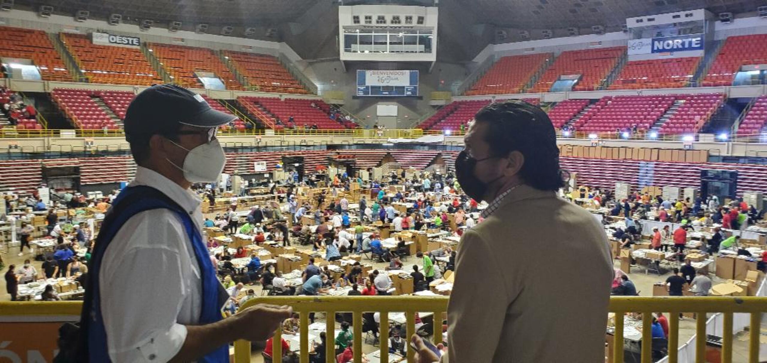 El abogado Fermín Araiza, de la ACLU, conversa con el presidente de la CEE, Francisco Rosado Colomer.