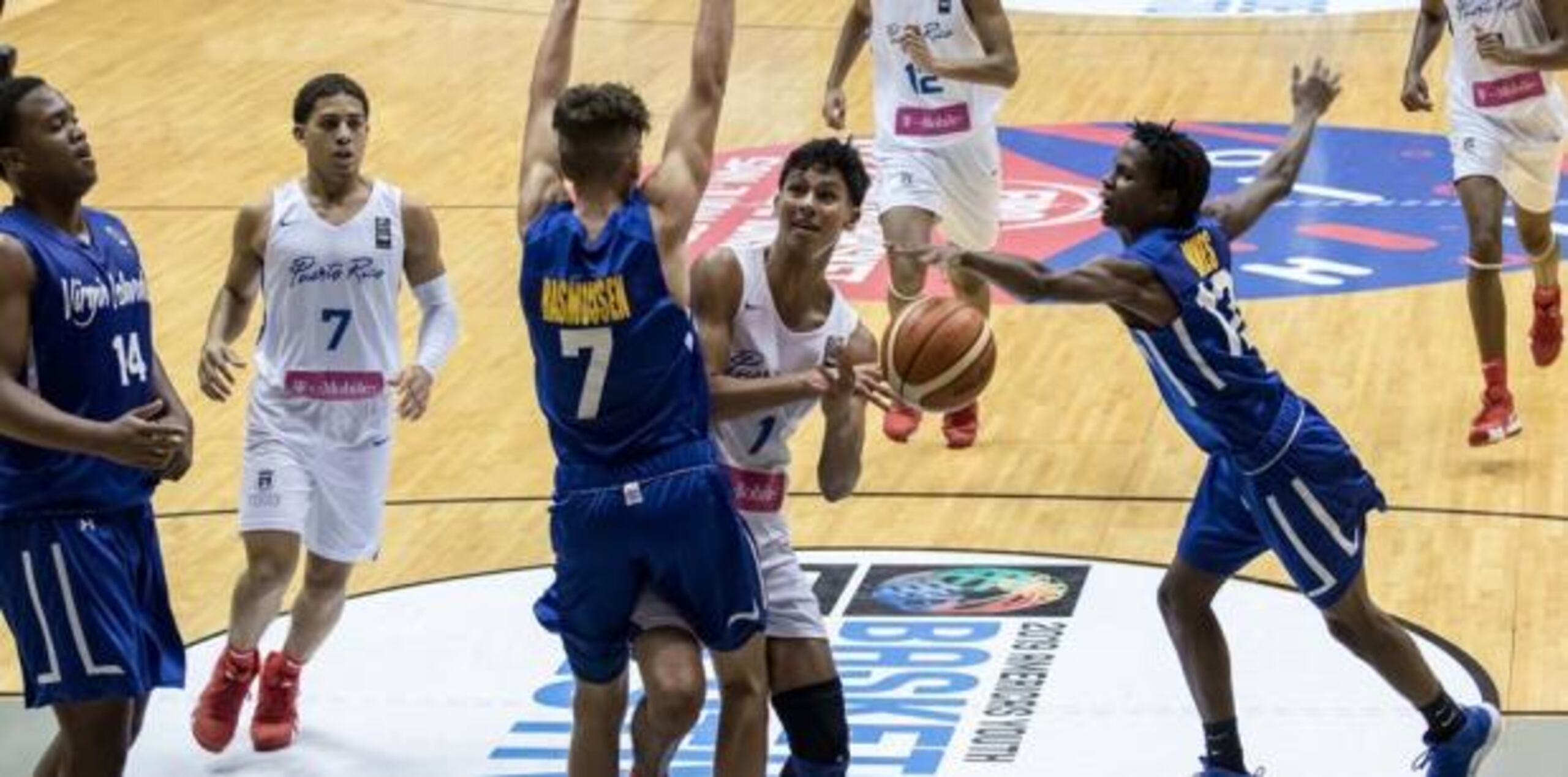 Rafael Pinzón con el balón (Suministrada / FIBA)