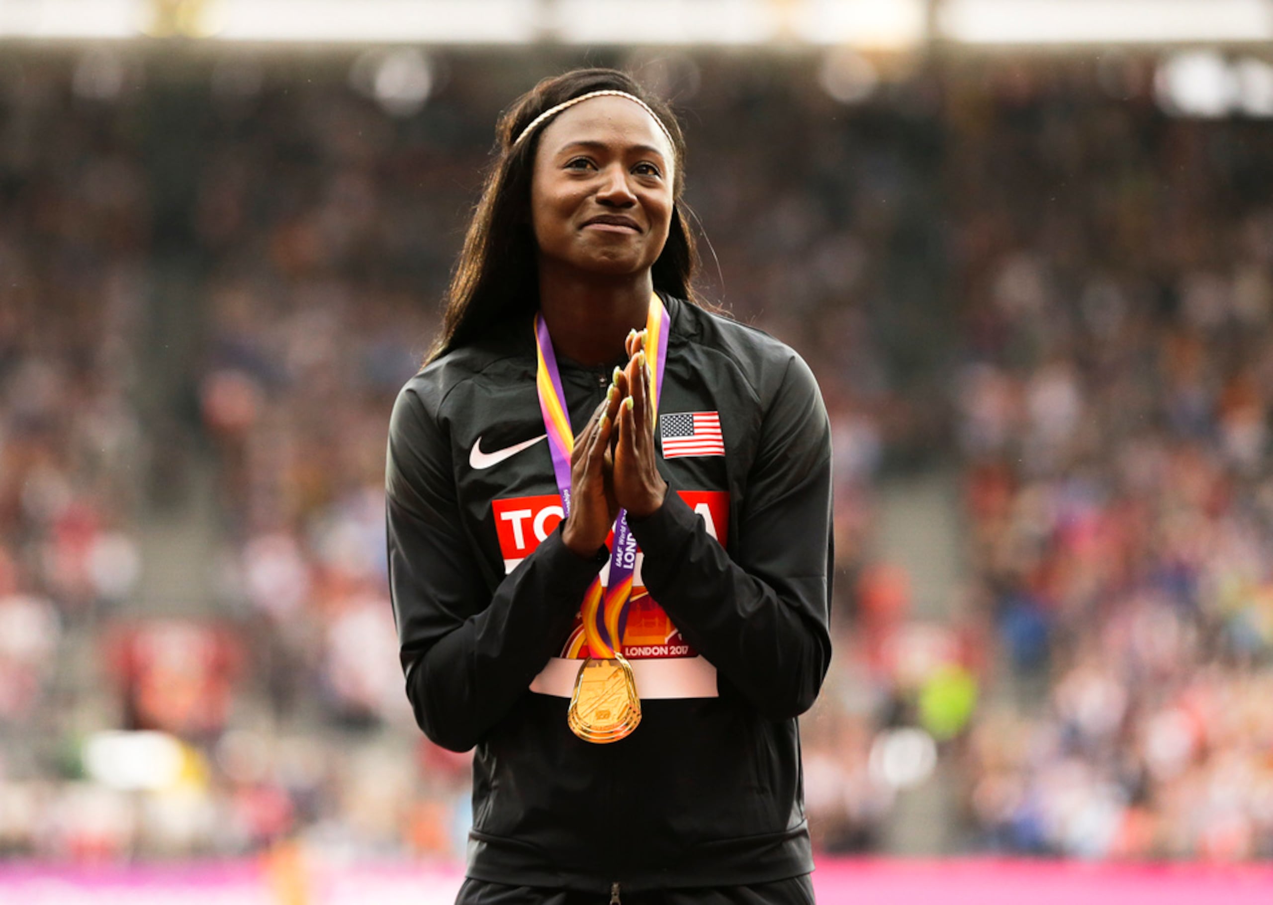 Tori Bowie con su medalla de oro tras ganar los 100 metros femeninos del Mundial de atletismo el 7 de agosto de 2017 en Londres.