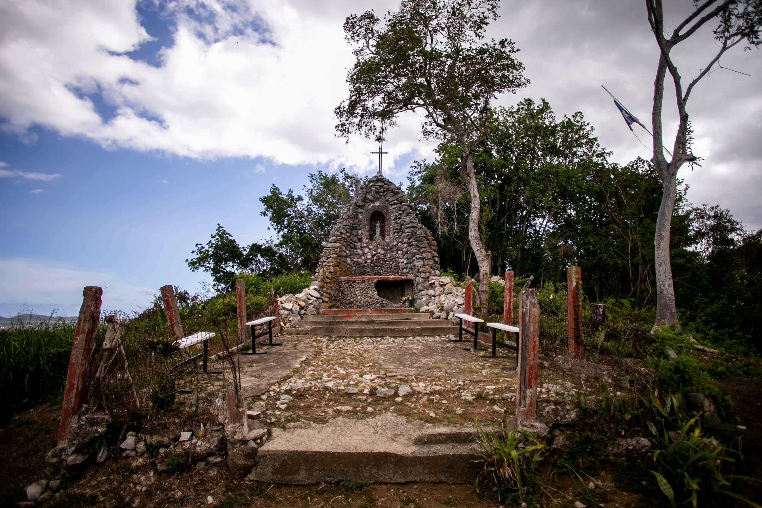 La gruta se hizo con las piedras que caracterizan el lugar ubicado cerca de la carretera PR-101.