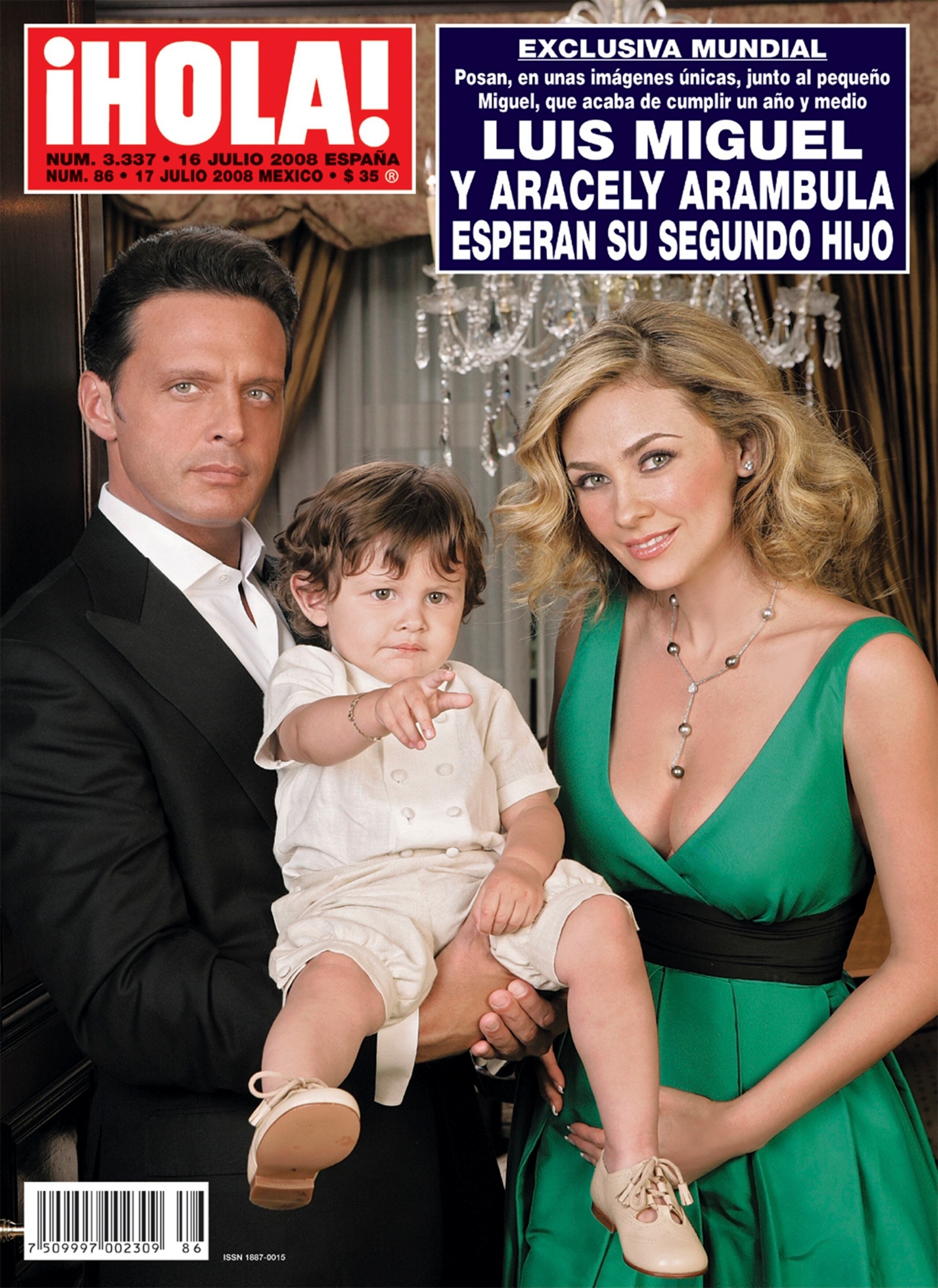 En esta imagen difundida por la edición mexicana de Hola!, se muestra la portada de la edición de julio del 2008 de la revista, que reseña al cantante Luis Miguel cargando a su hijo Miguel junto a su entonces pareja Aracely Arámbula. La pareja anunció en ese momento que esperaban un segundo hijo.