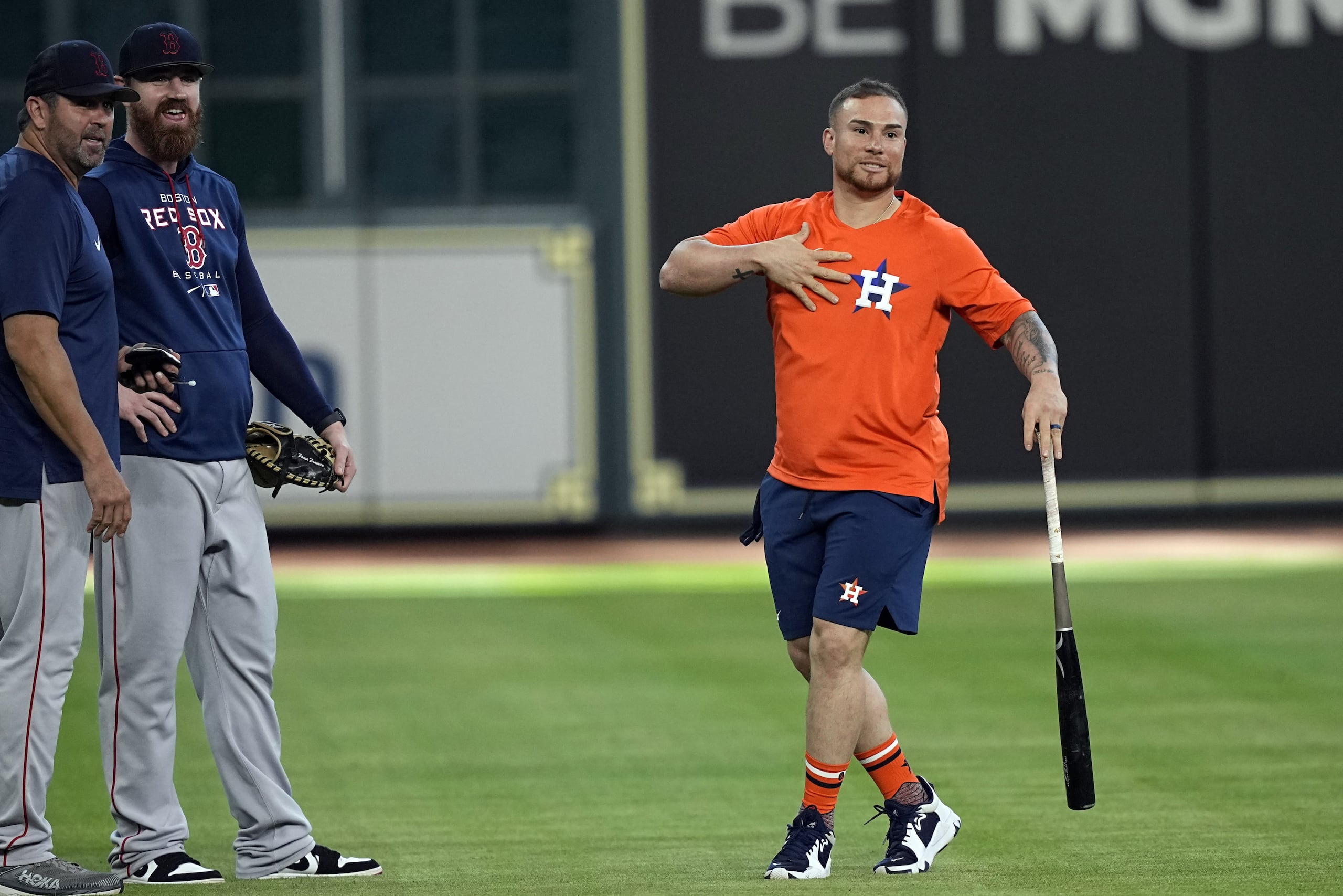 Christian Vázquez, aquí en jersey de los Astros, dice que extraña a sus excompañeros de los Red Sox. Y es que llevaba 15 años en la organización.