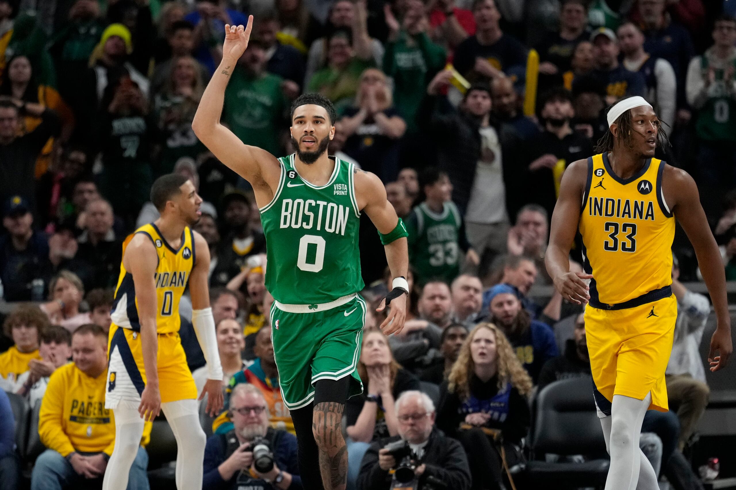 Jayson Tatum, alero de los Celtics de Boston, festeja tras anotar en el tiempo extra del jueves ante los Pacers de Indiana.