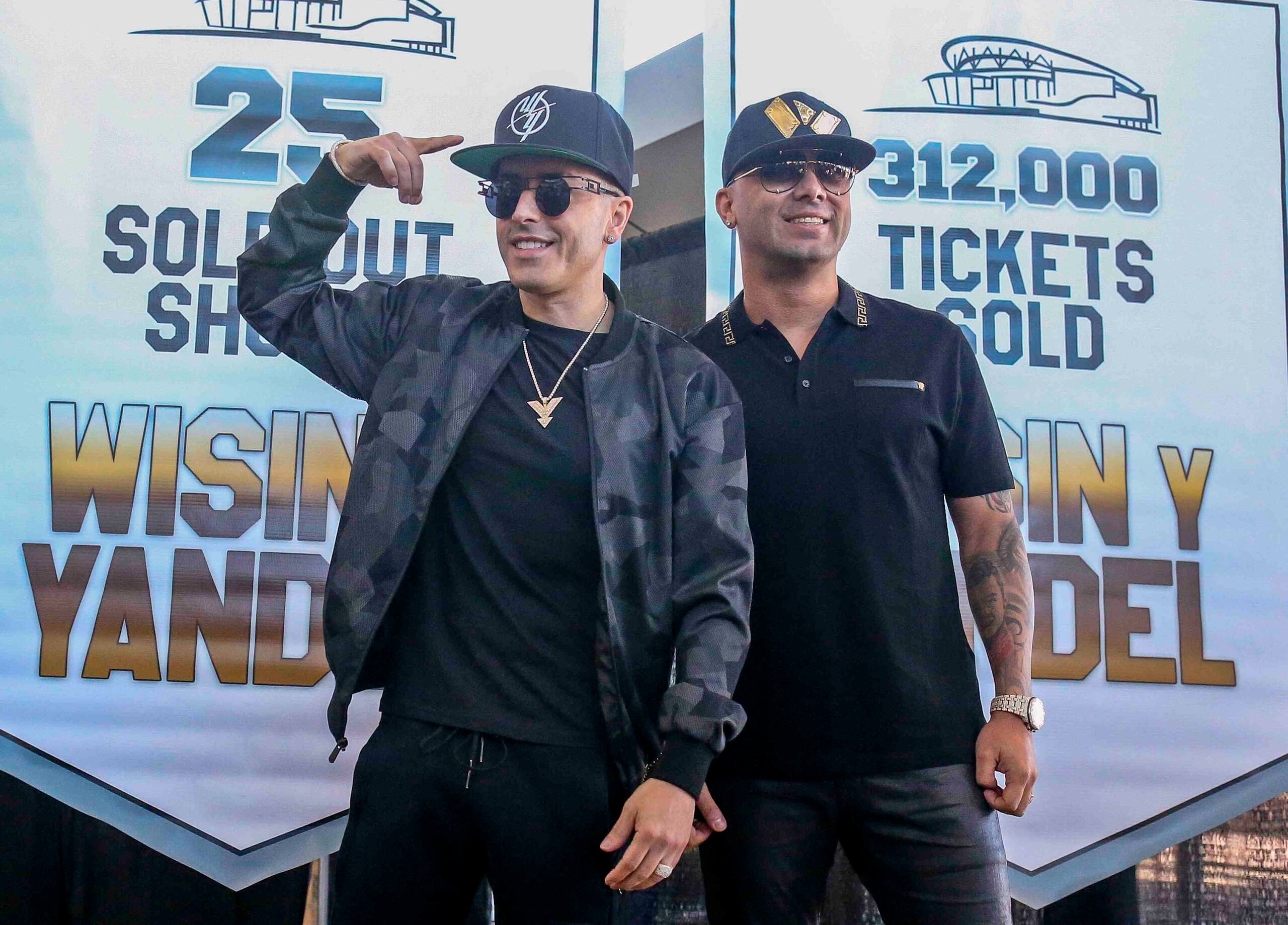 Wisin y Yandel durante la conferencia de prensa en el Coliseo.