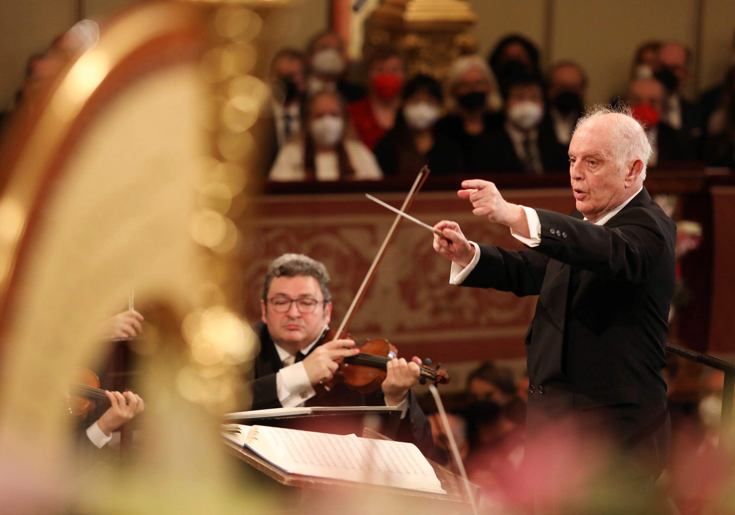 La Orquesta Filarmónica de Viena, bajo la batuta del maestro argentino-español-israelí Daniel Barenboim, ofrece en la Sala Dorada de la Musikverein de Viena el tradicional Concierto de Año Nuevo 2022, este sábado. EFE/ Dieter Nagl SOLO USO EDITORIAL/SOLO DISPONIBLE PARA ILUSTRAR LA NOTICIA QUE ACOMPAÑA (CRÉDITO OBLIGATORIO)
