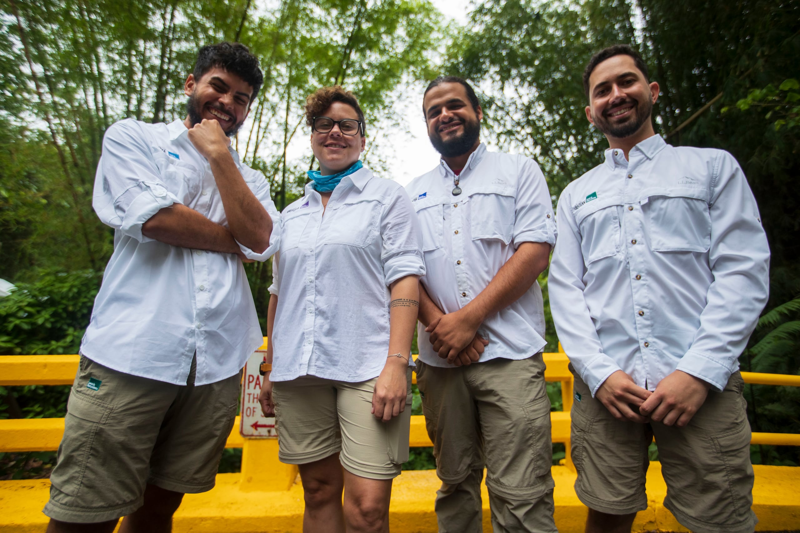 De izquierda a derecha, los intérpretes ambientales certificados que estarán a cargo de los nuevos recorridos: el agrónomo, José Torres; 
Angélica Erazo Oliveras, quien tiene un doctorado en Ciencias Ambientales; Jan Pérez, que posee una Maestría en Arqueología; y Cristian Ortega, quien es el coordinador y cuenta con una preparación en Biología Marina. 