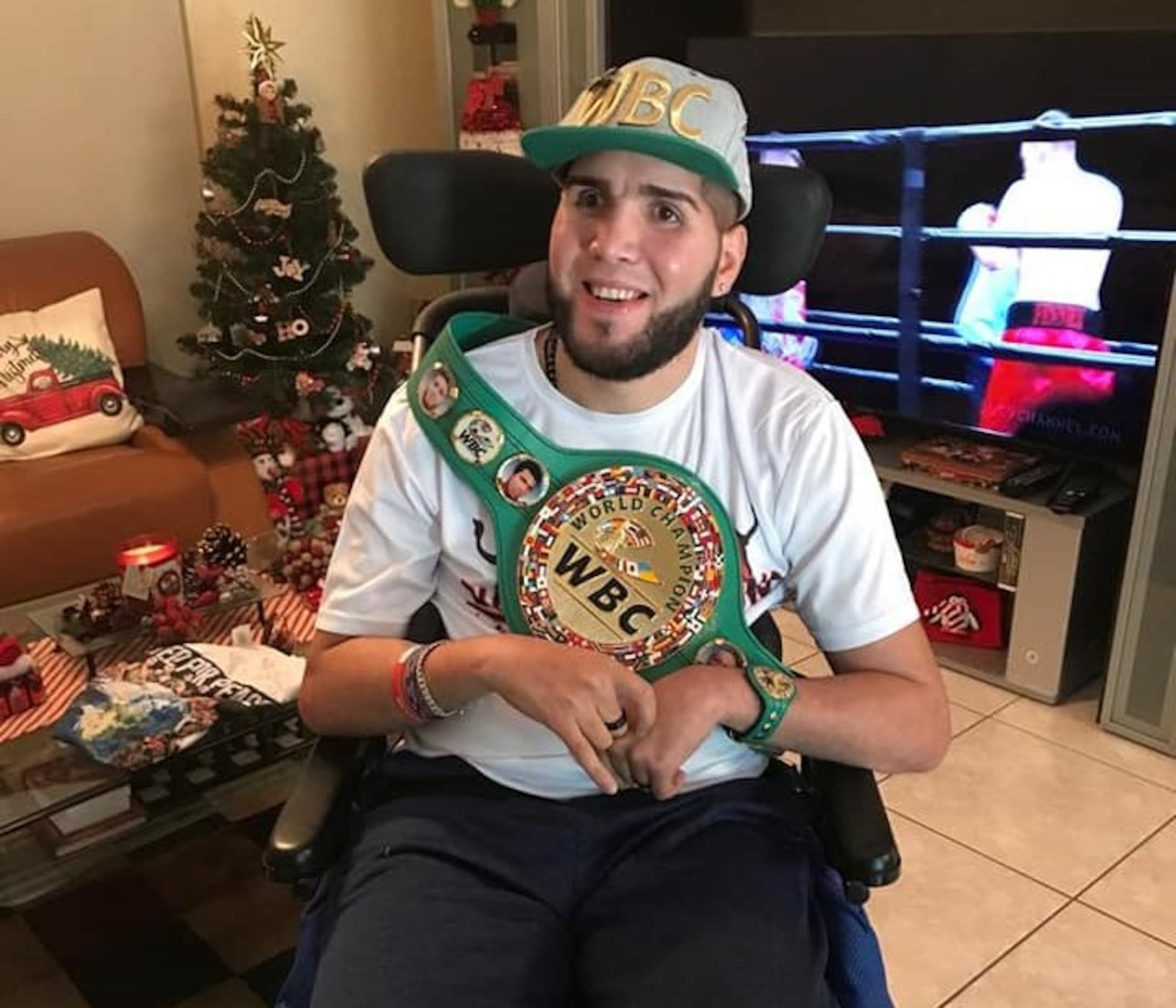 Prichard Colón aparece aquí con el cinturón que le obsequió el Consejo Mundial de Boxeo.