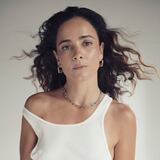 Alice Braga pone la fuerza latina en “Hypnotic” 