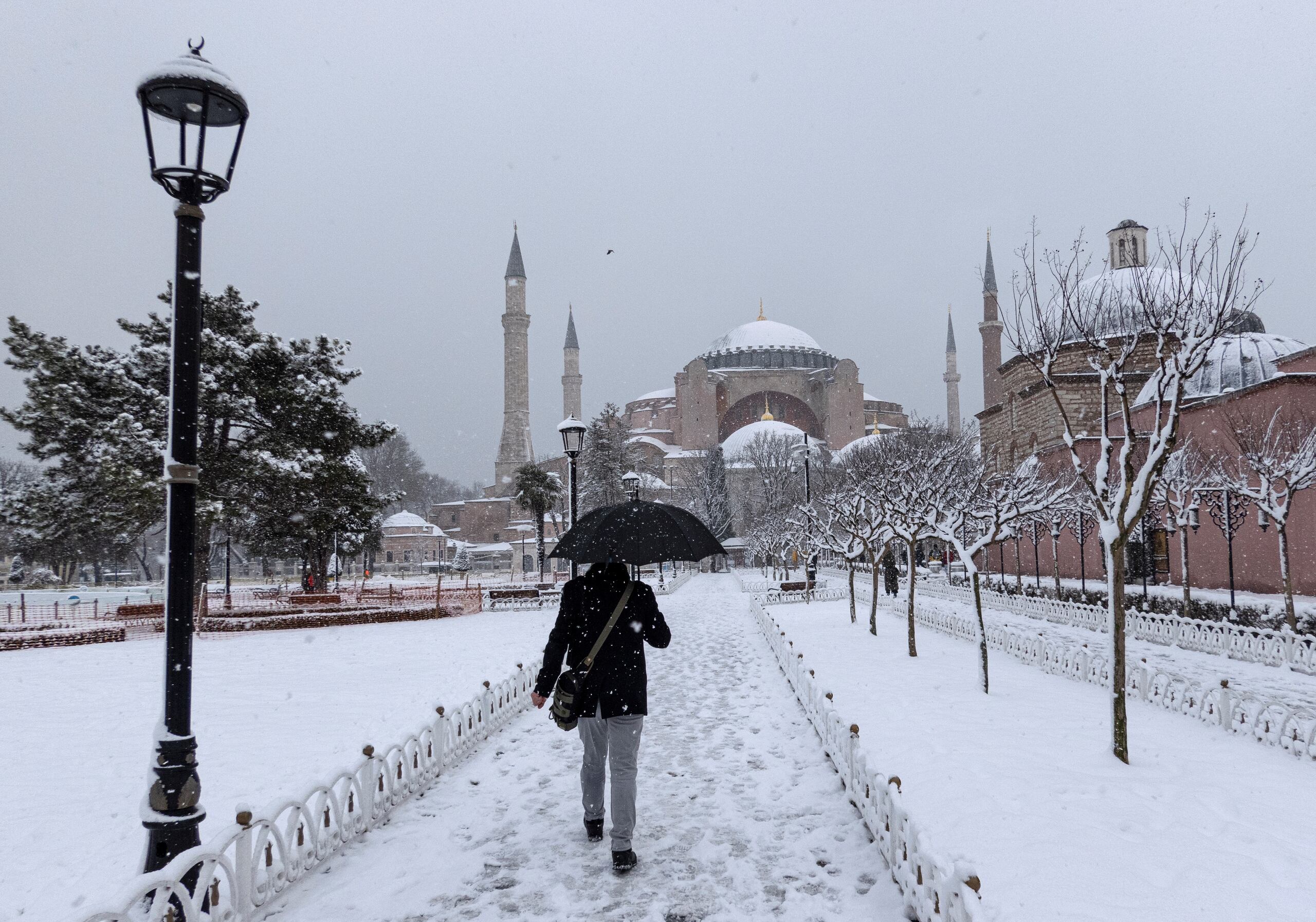 La Dirección de Meteorología de Turquía prevé que continúen las nevadas en Estambul y que el mal tiempo proseguirá durante los próximos tres días.