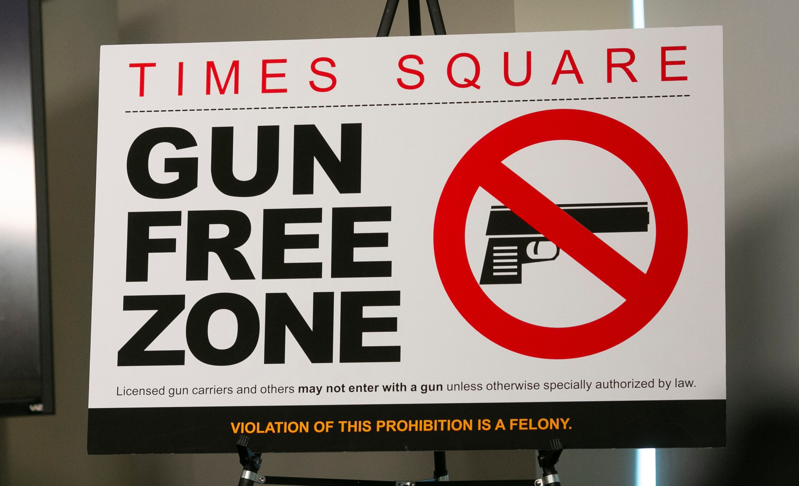 Fotografía cedida por el Concejo Municipal de Nueva York donde se aprecia un letrero con el mensaje "Times Square, zona libre de armas" este 31 de agosto de 2022. (EFE/John McCarten/NYC Council)