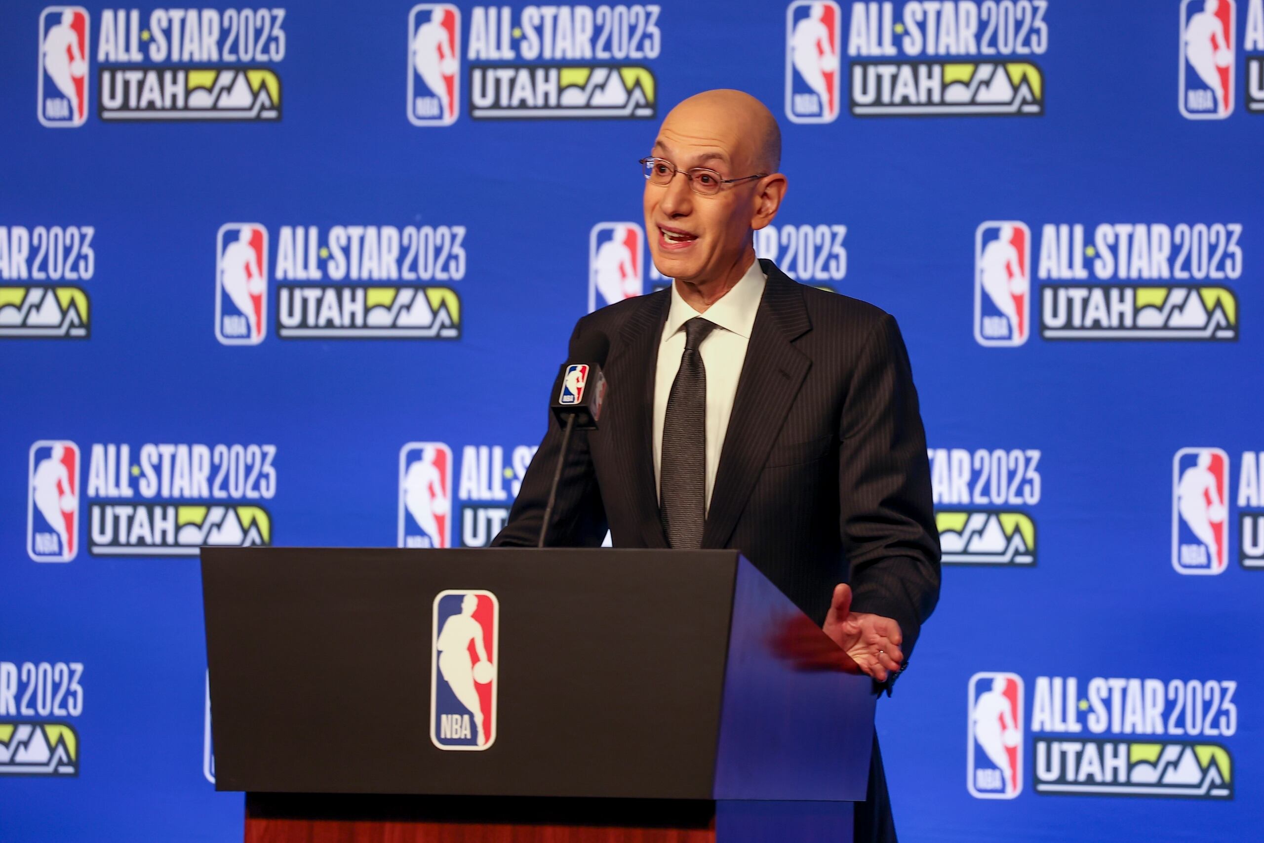 Adam Silver, comisionado de la NBA, realiza expresiones durante una conferencia de prensa efectuada el sábado en Salt Lake City.