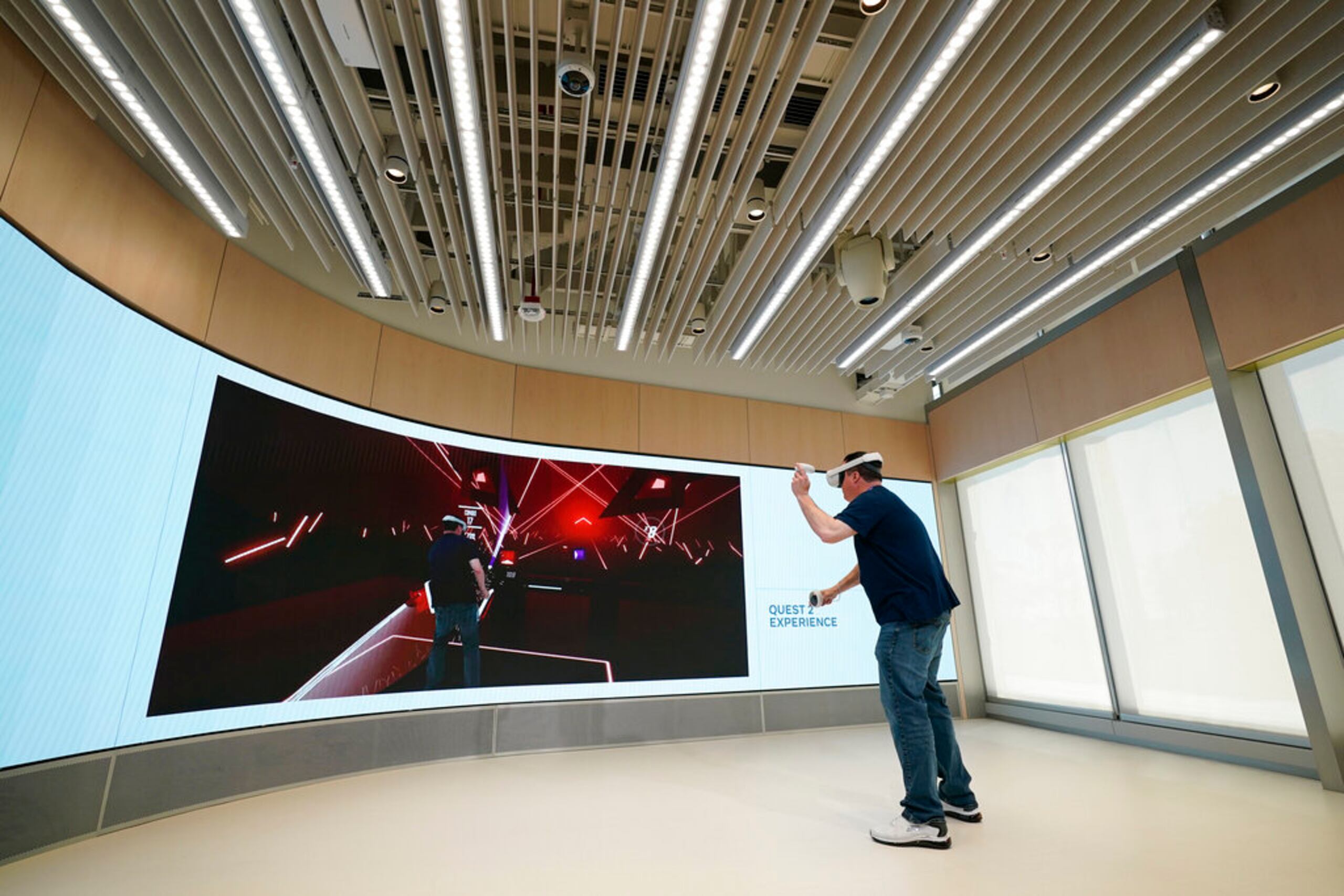 Un hombre experimenta los auriculares virtuales Quest 2 durante una vista previa de la tienda Meta en Burlingame, California, el 4 de mayo de 2022.