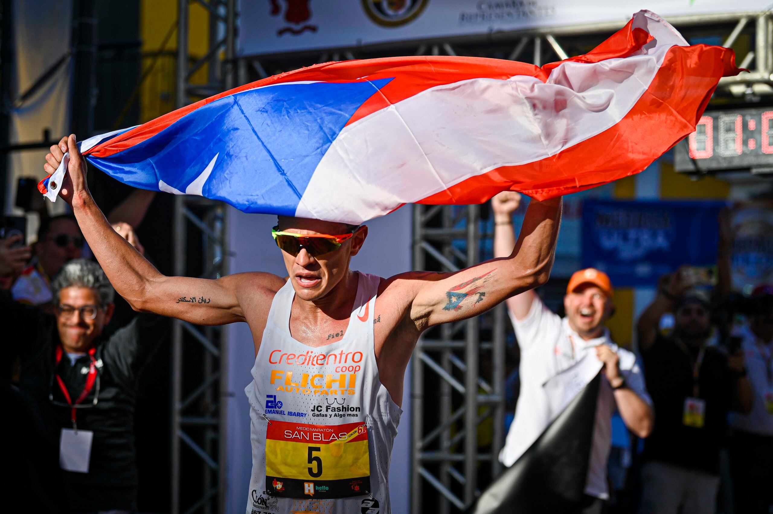 El orocoveño Alexander Torres es tan solo el tercer corredor boricua, masculino, en subir al podio en la etapa internacional del Medio Maratón. Es el primero en ganar la prueba.